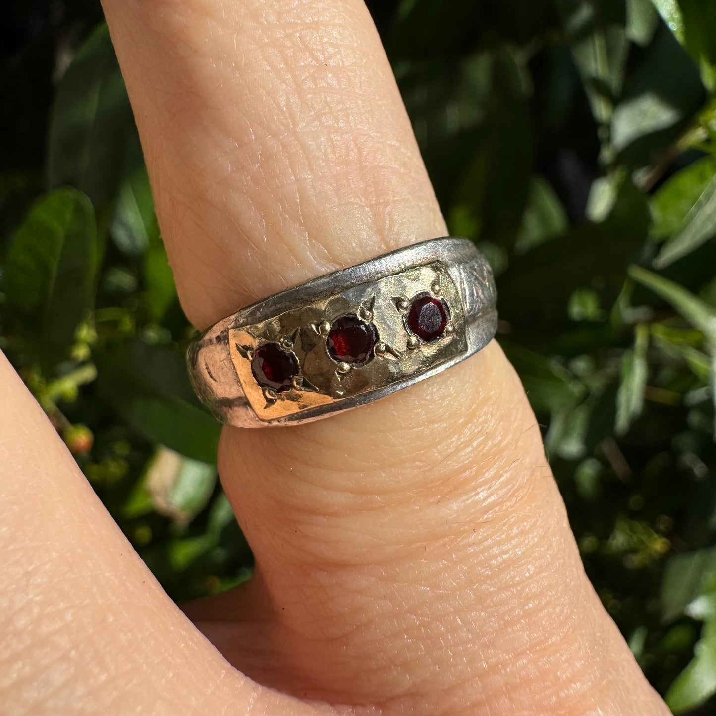 9K gold ring set with Garnet