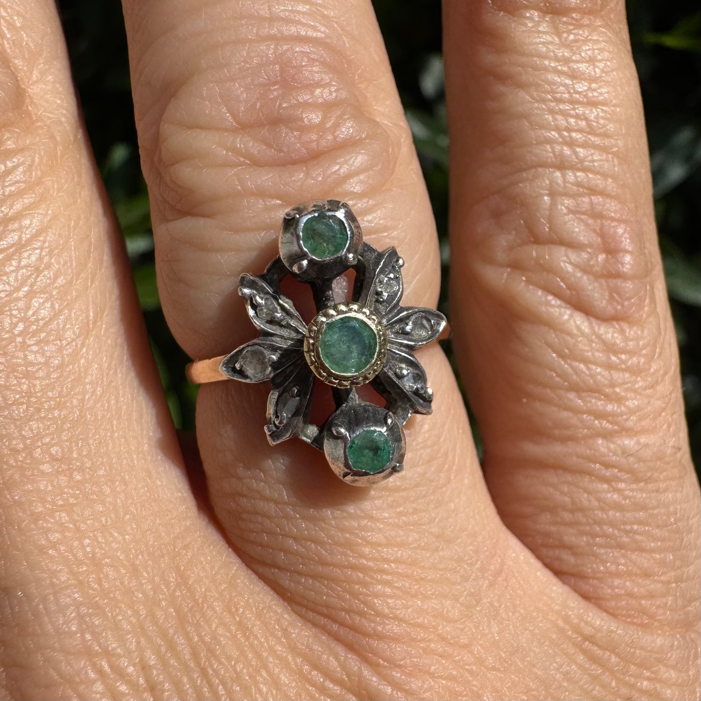 טבעת זהב צהוב ולבן 14 קראט משובצת אבני אמרלד ויהלומים