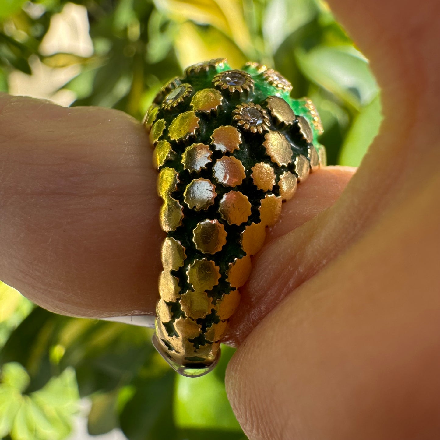 טבעת זהב צהוב 18 קראט משובצת יהלומים ואמייל ירוק