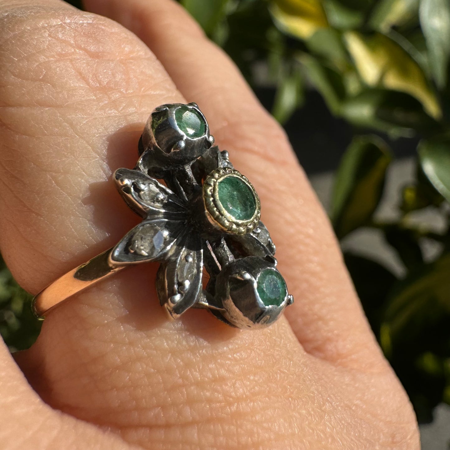 טבעת זהב צהוב ולבן 14 קראט משובצת אבני אמרלד ויהלומים