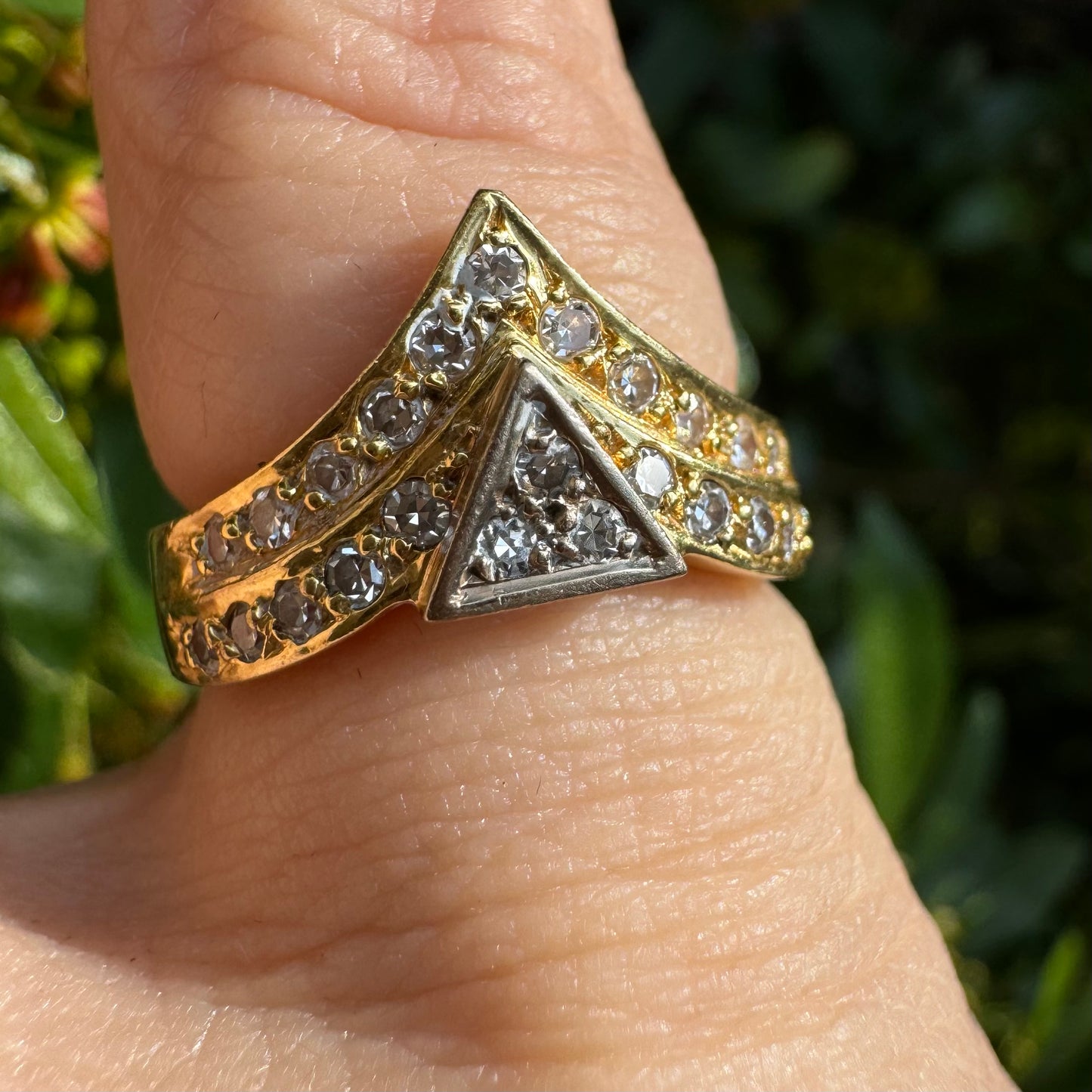 18K gold ring set with Diamonds