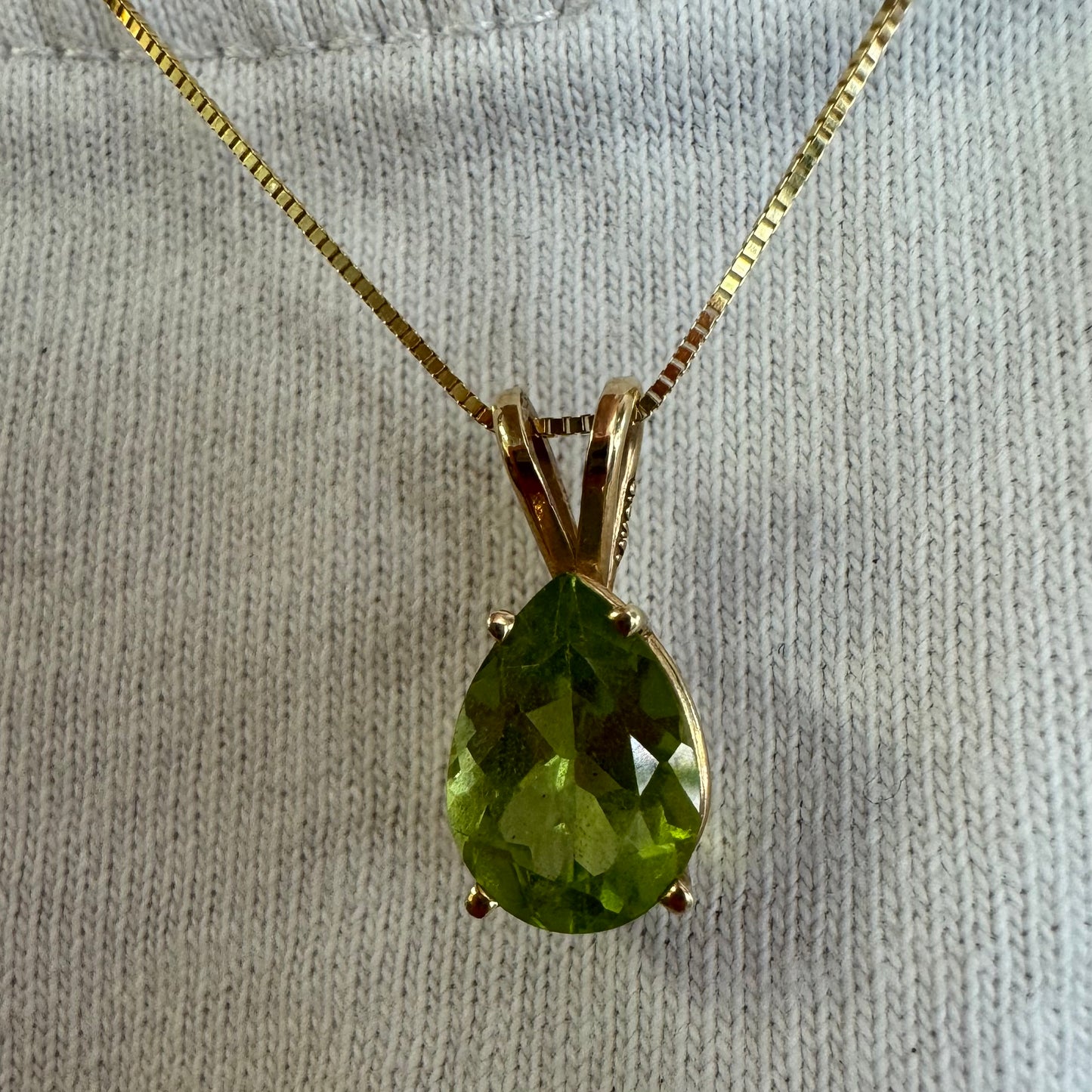 14K gold necklace set with a pear-shaped Peridot