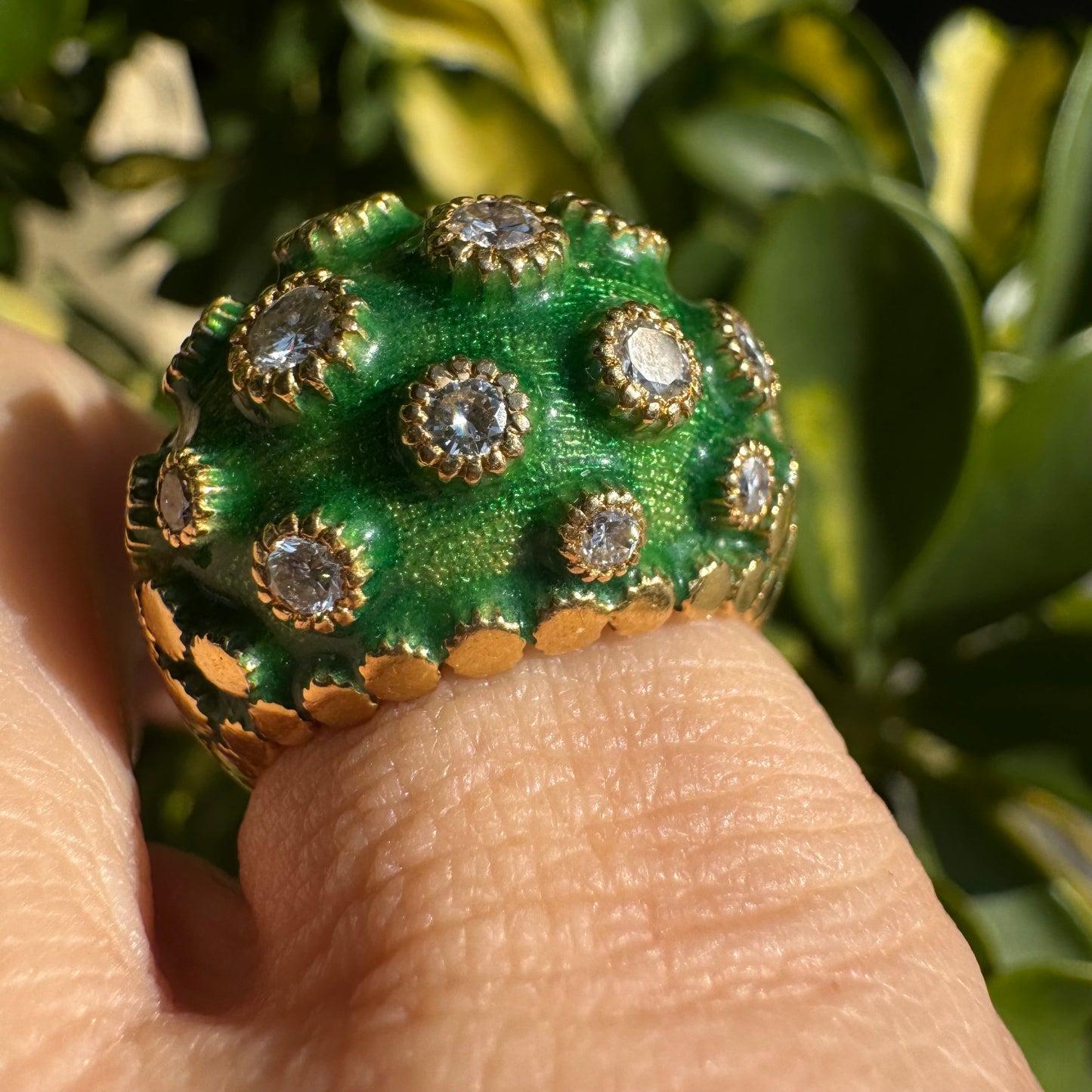 טבעת זהב צהוב 18 קראט משובצת יהלומים ואמייל ירוק