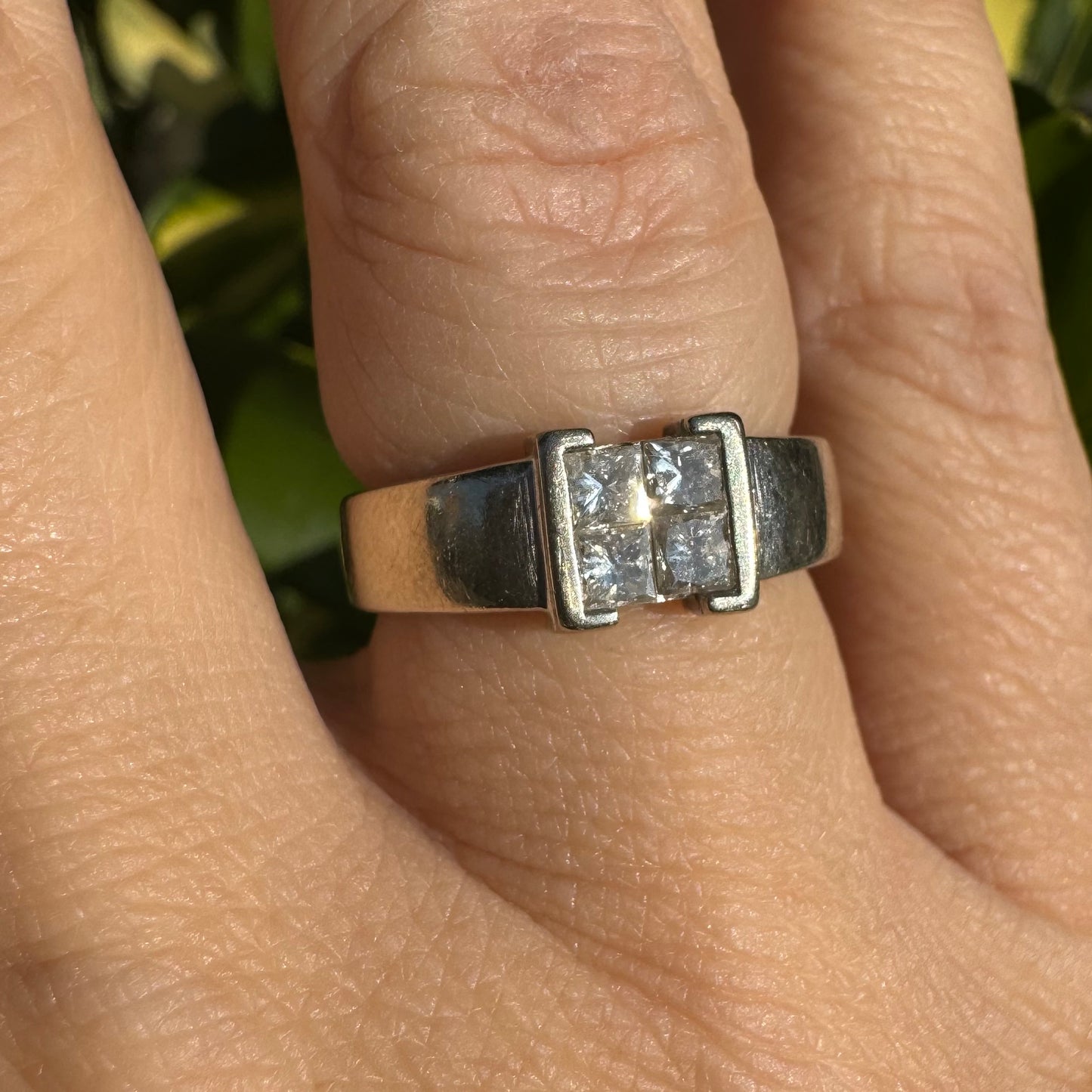 14K gold ring set with Diamonds