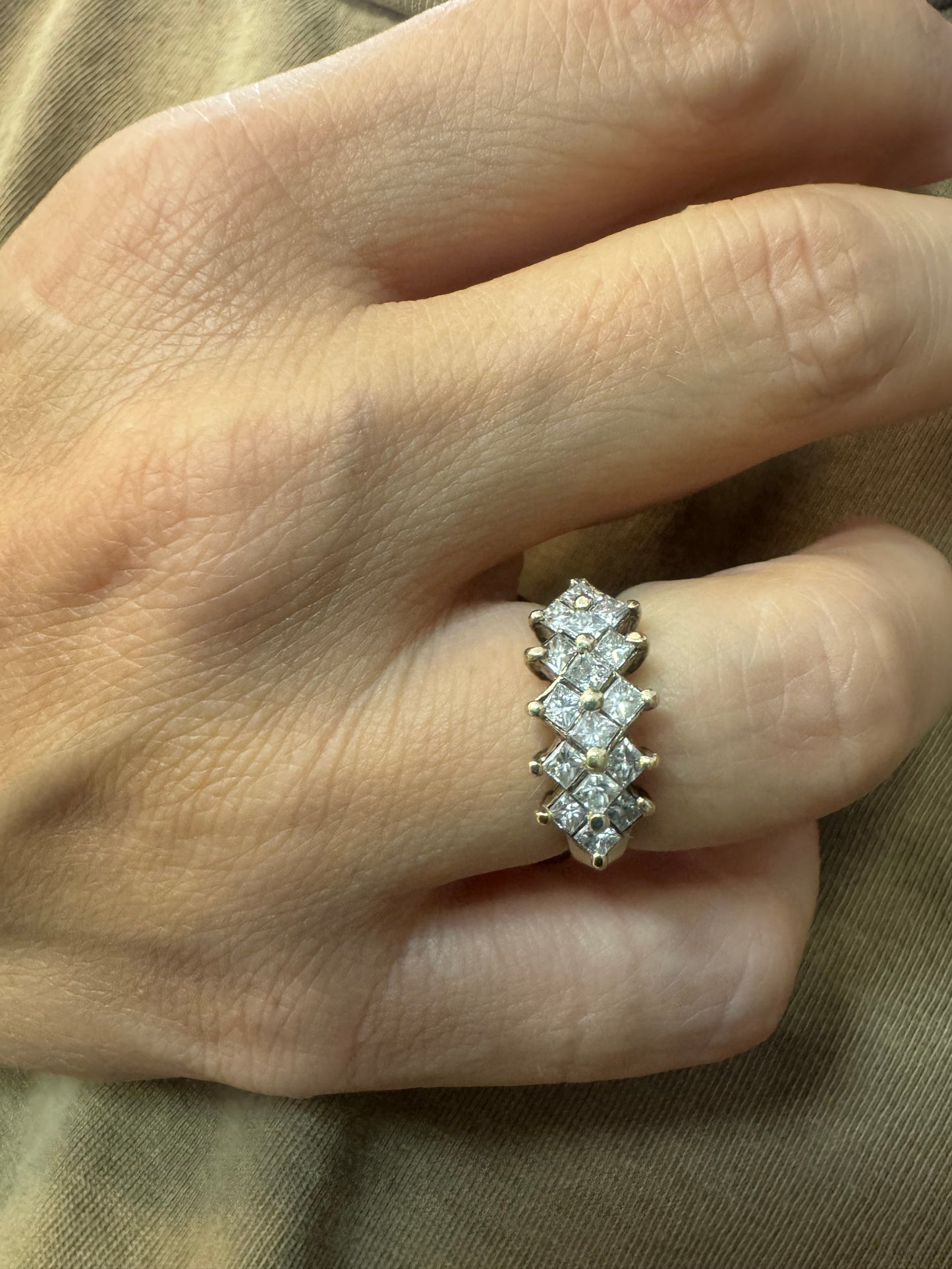 טבעת זהב צהוב 14 קראט משובצת יהלומים בחיתוך מרובע