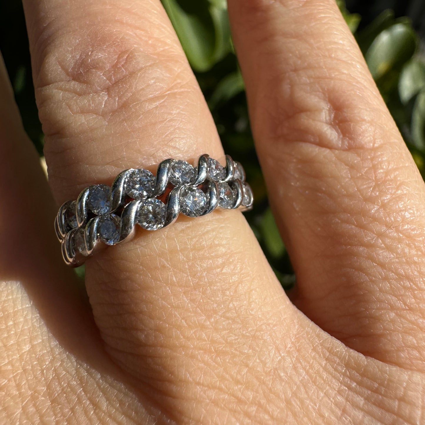 טבעת זהב לבן 14 קראט משובצת יהלומים אלגנטית, בעיצוב “שרשרת” עם שיבוץ שתי שורות של יהלומים עגולים בברק מרשים.