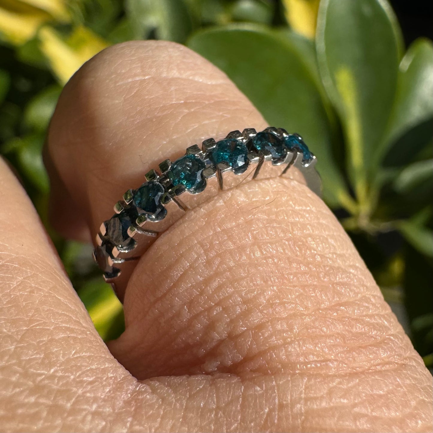 טבעת זהב לבן 14 קראט, חצי איטרניטי, משובצת יהלומים בצבע כחול