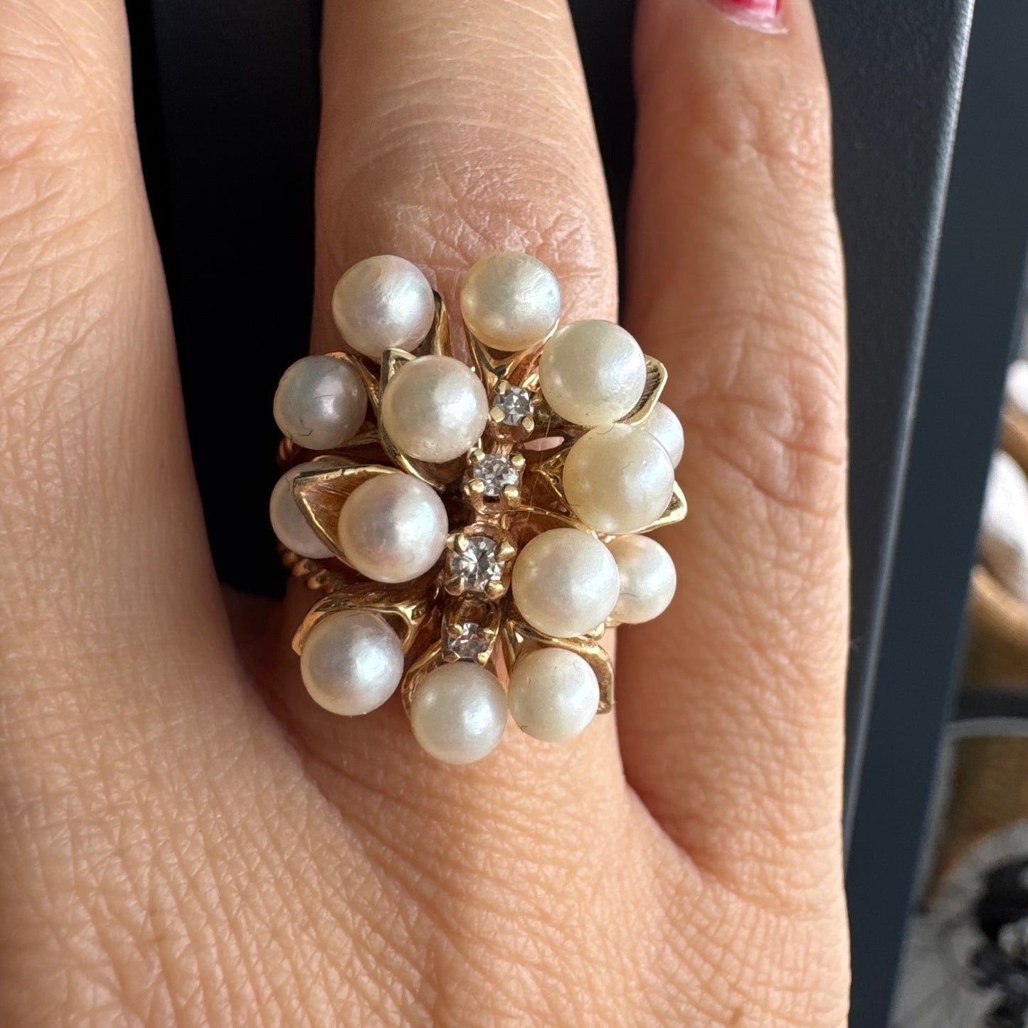 טבעת זהב צהוב 14 קראט משובצת בשפע של פנינים עגולות ולבנות, עם שורת יהלומים קטנים במרכז