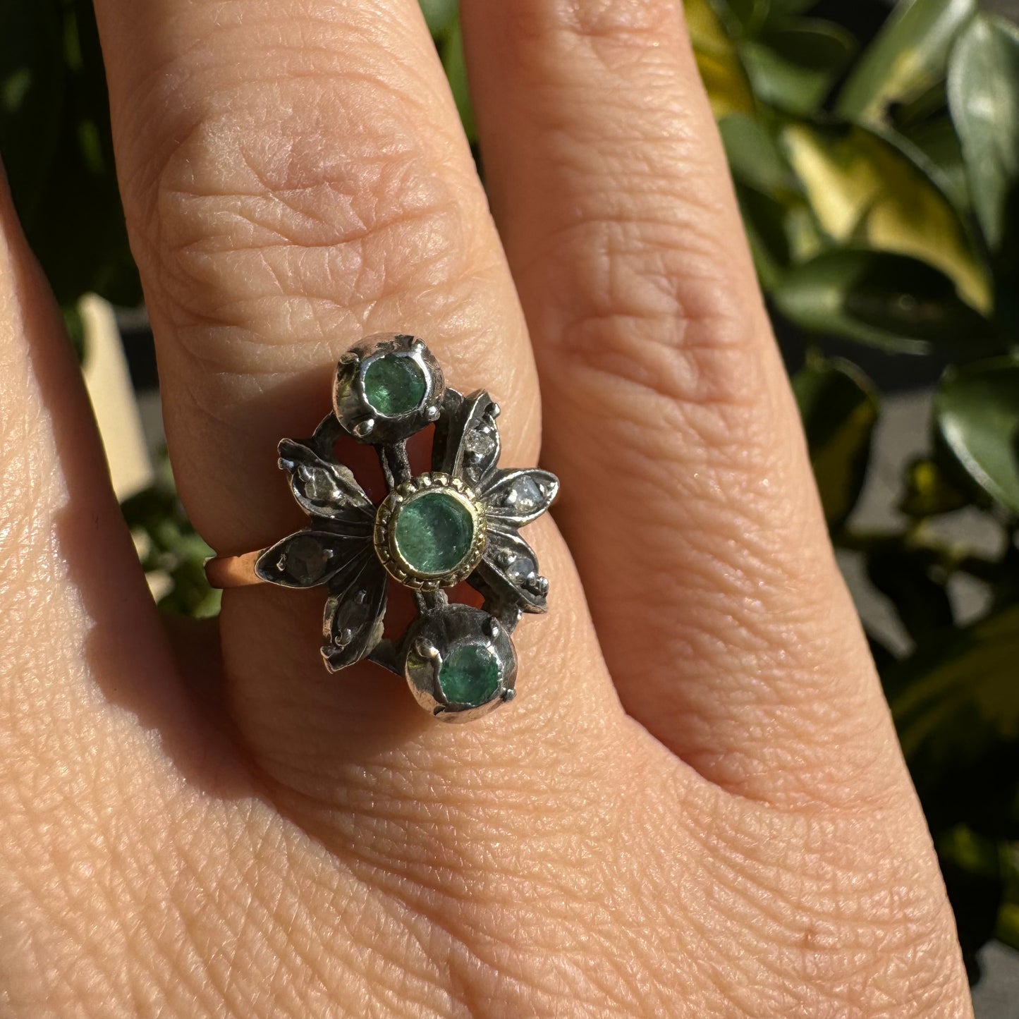 טבעת זהב צהוב ולבן 14 קראט משובצת אבני אמרלד ויהלומים