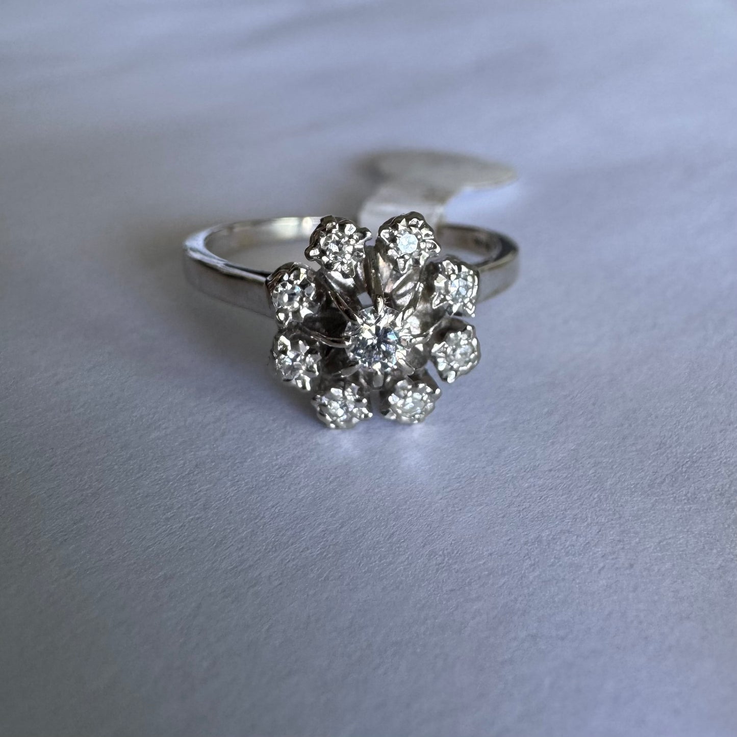 18K gold ring set with Diamonds