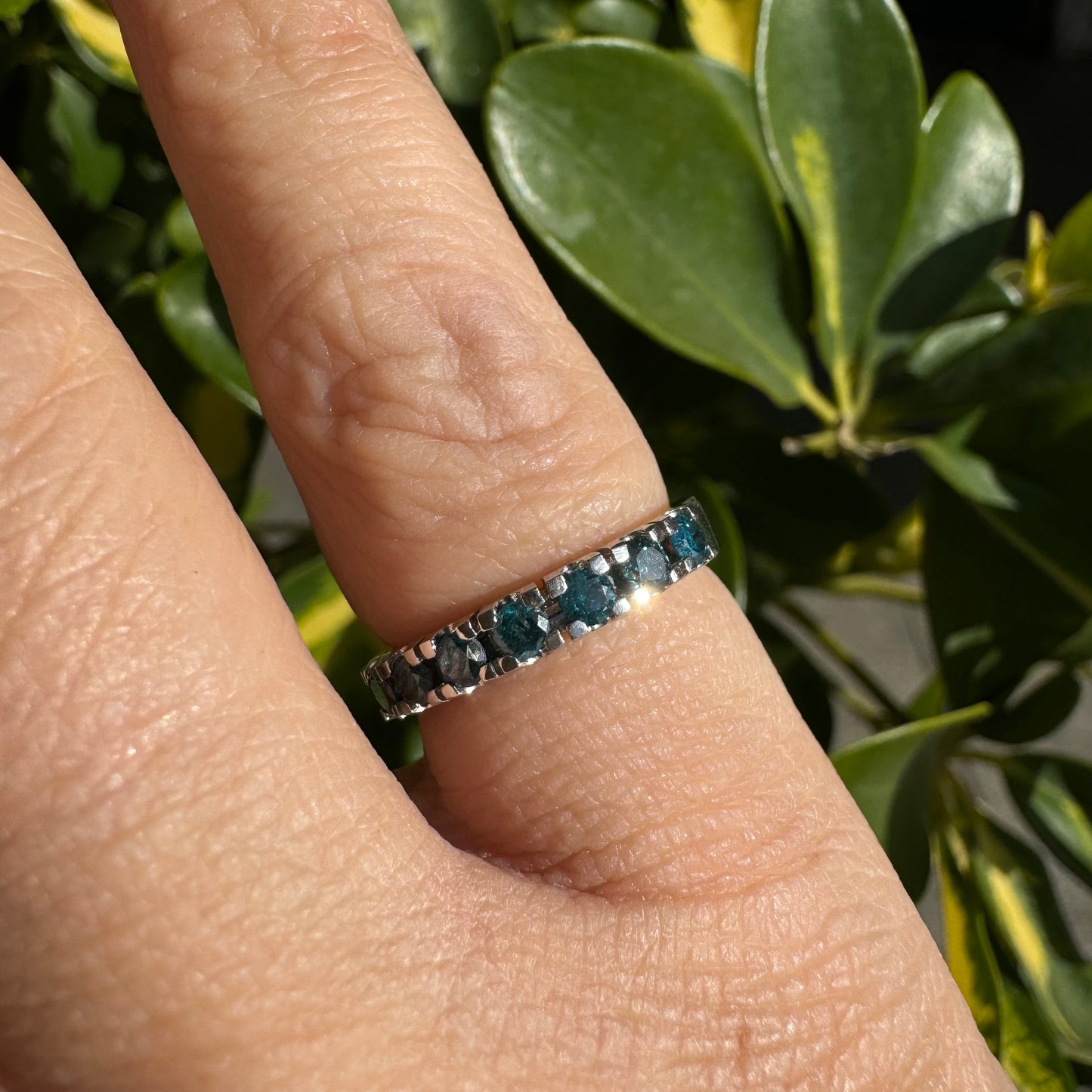 טבעת זהב לבן 14 קראט, חצי איטרניטי, משובצת יהלומים בצבע כחול