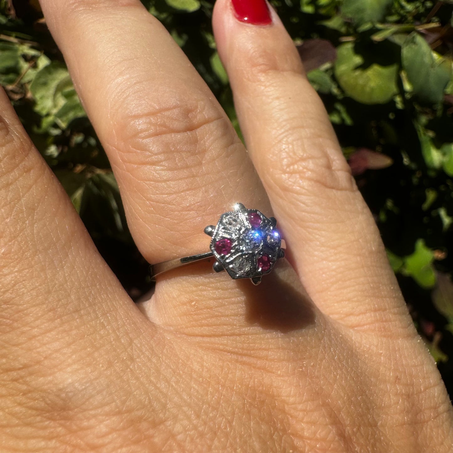 טבעת זהב לבן 14 קראט משובצת אבני רובי ויהלומים