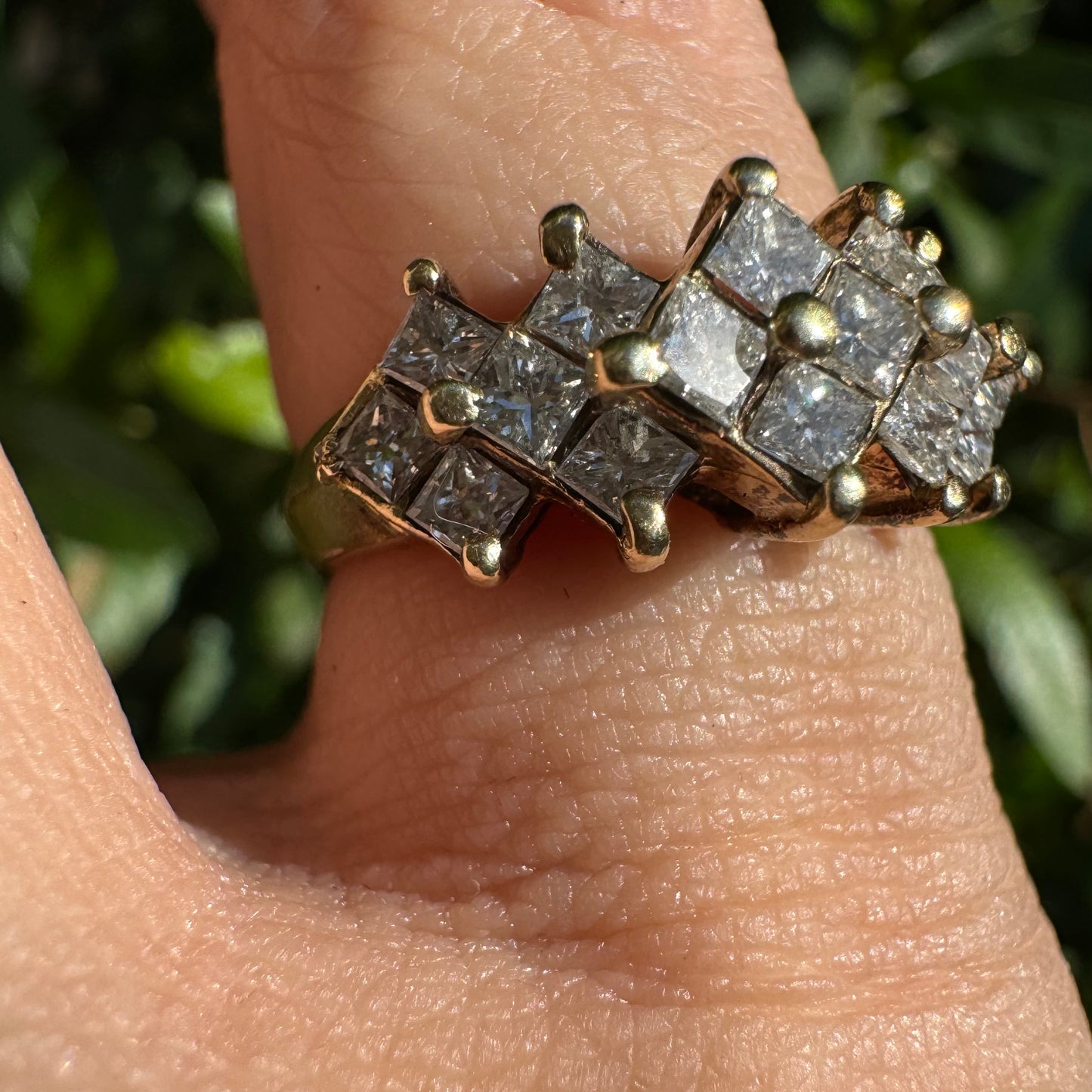 טבעת זהב צהוב 14 קראט משובצת יהלומים בחיתוך מרובע