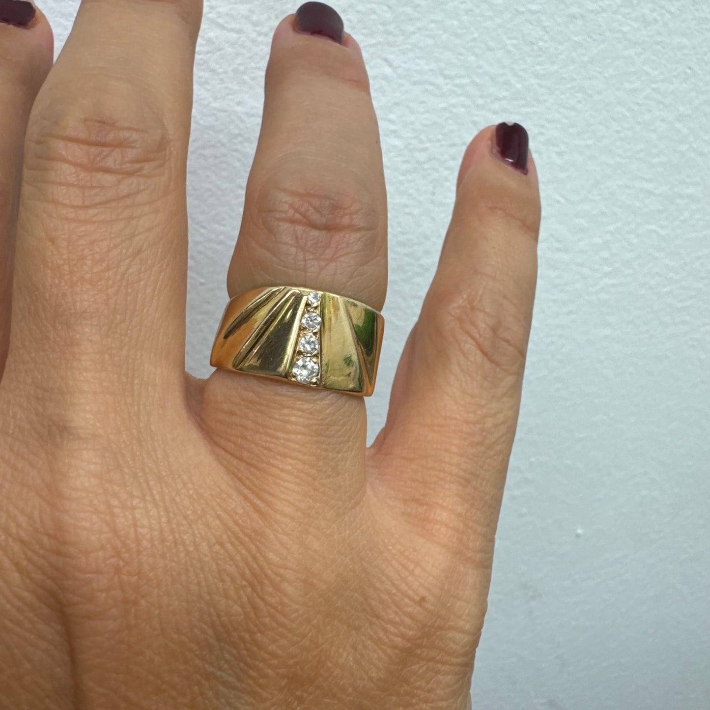 טבעת זהב צהוב 14 קראט יוניסקס מרשימה בעיצוב מניפה גאומטרי.