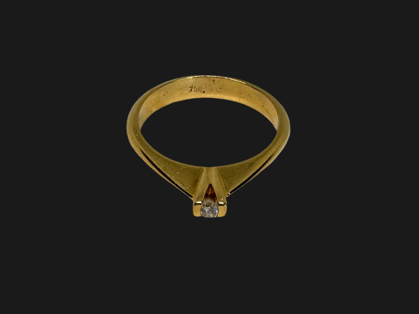 18K gold ring set with one center Diamond