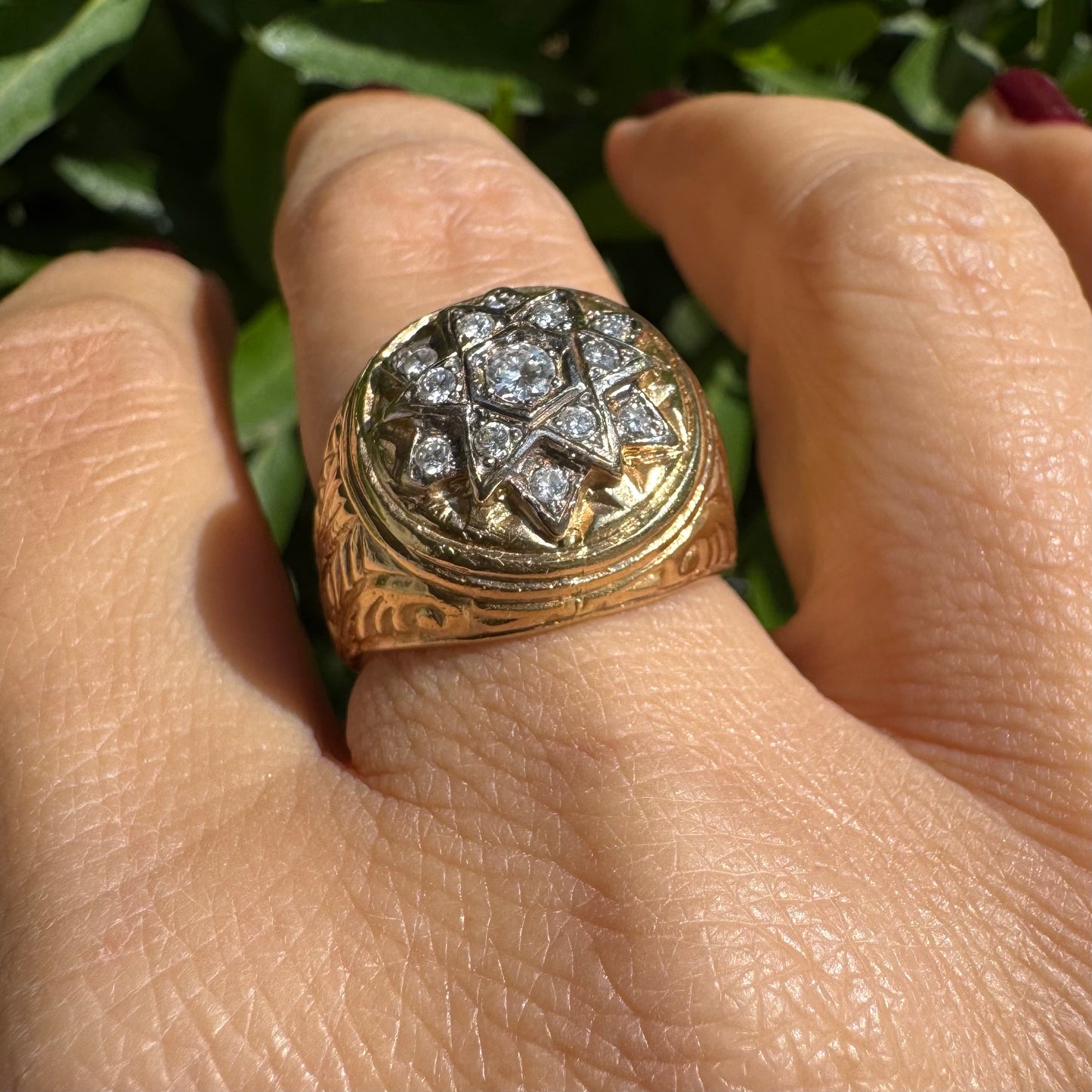 18K gold ring set with Diamonds