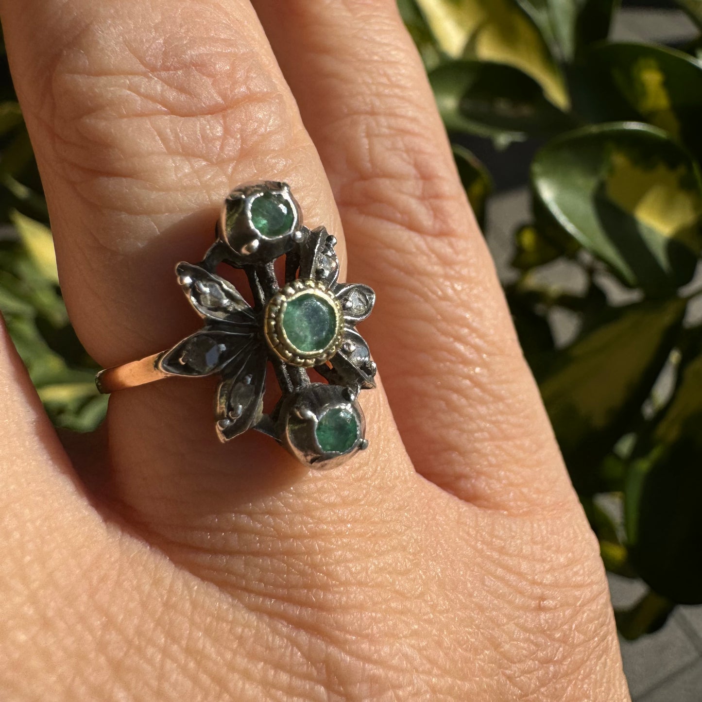 טבעת זהב צהוב ולבן 14 קראט משובצת אבני אמרלד ויהלומים