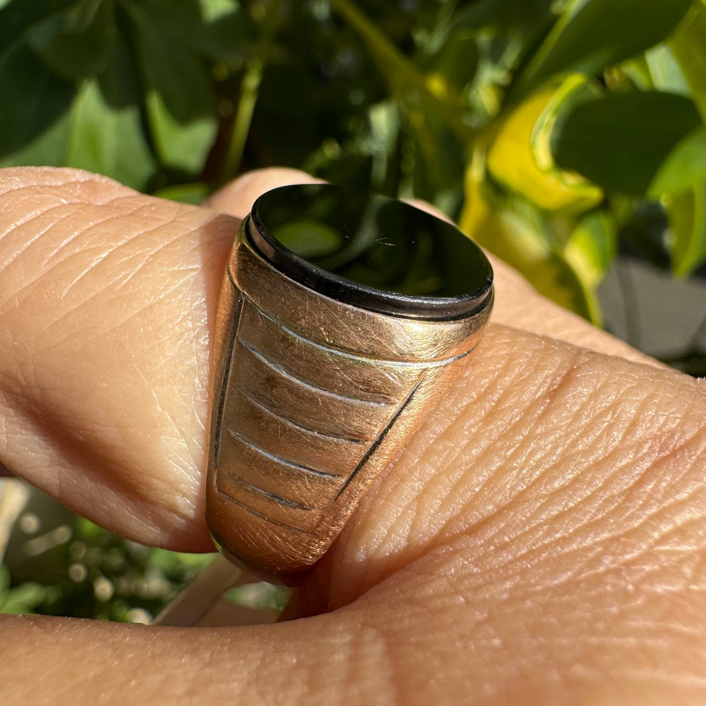 טבעת זהב אדום 14 קראט משובצת אבן אוניקס שחורה בחיתוך עגול