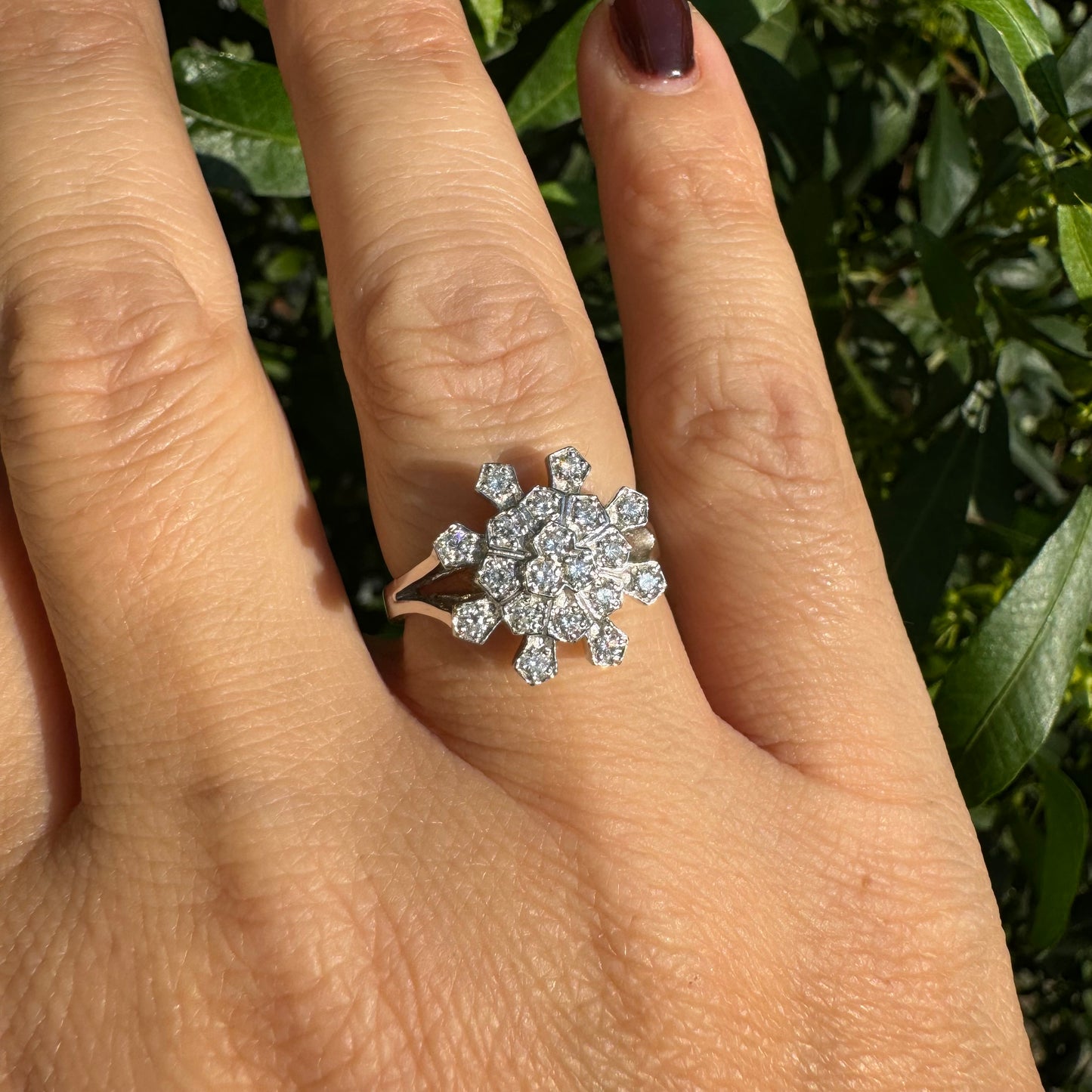 14K white gold ring set with Diamonds in a floral geometric pattern