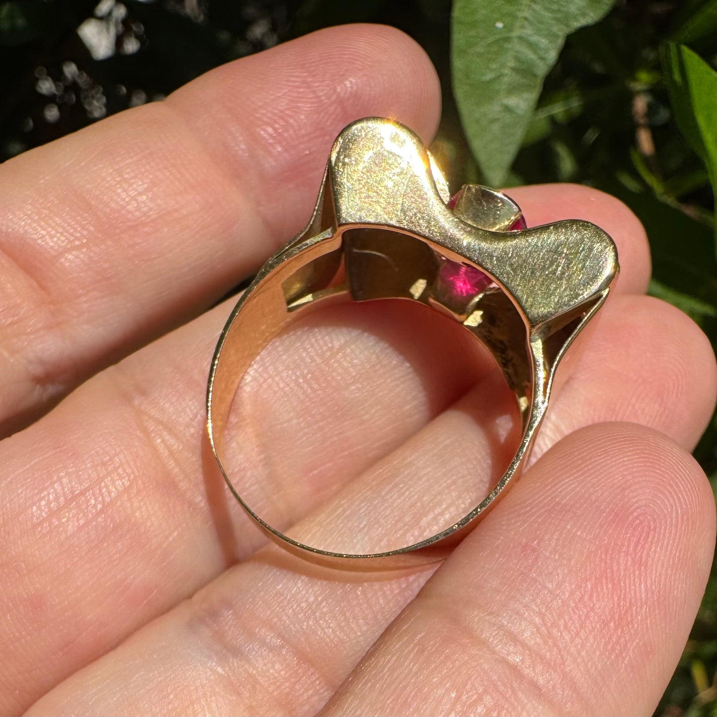 18K gold ring in a sculptural bow-inspired design.
Set with a vivid oval-cut Ruby at the center, framed by shimmering Diamonds