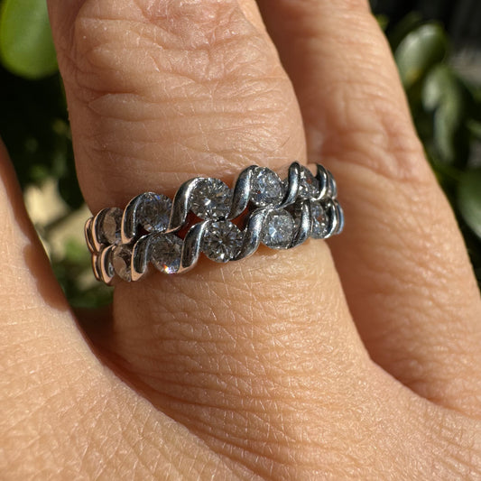 טבעת זהב לבן 14 קראט משובצת יהלומים אלגנטית, בעיצוב “שרשרת” עם שיבוץ שתי שורות של יהלומים עגולים בברק מרשים.