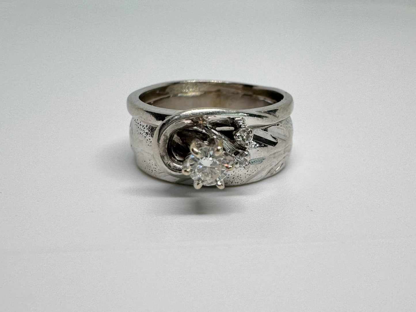 14K gold ring set with Diamonds