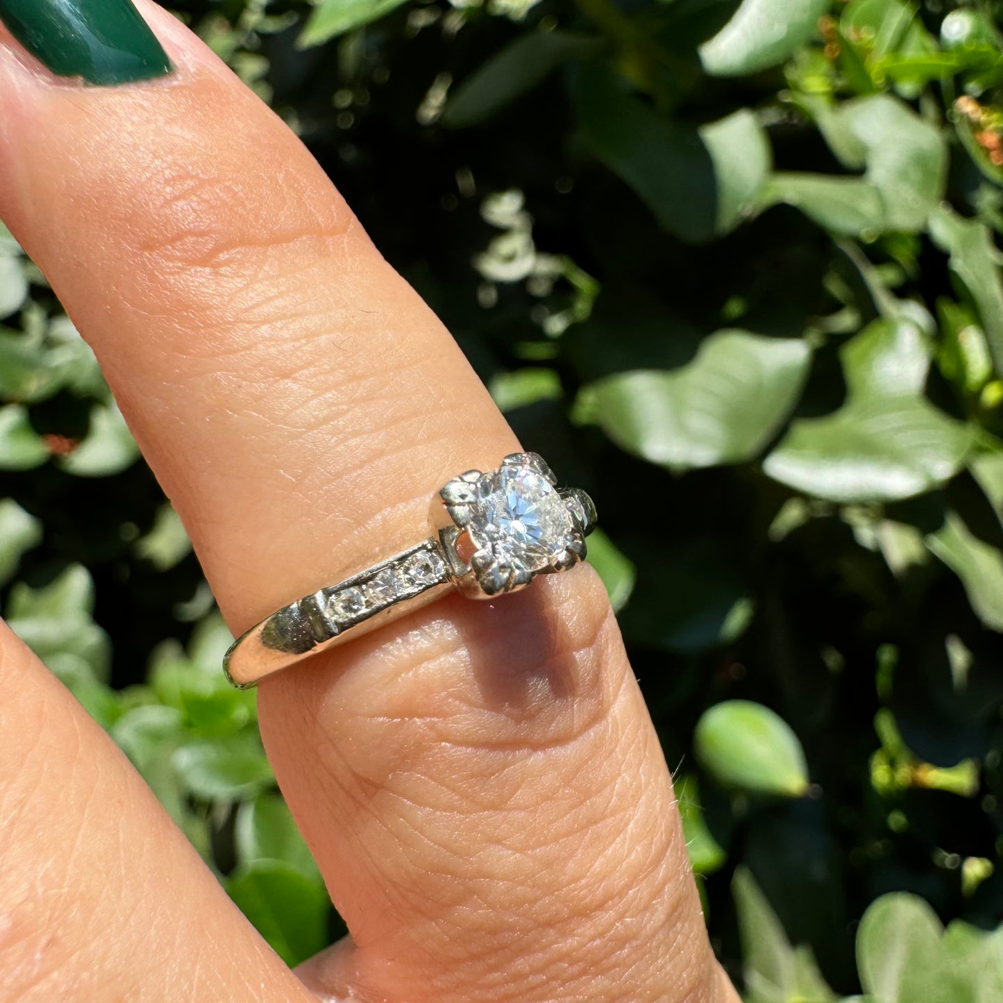 טבעת זהב לבן 14 קראט משובצת יהלום מרכזי ויהלומים בצדדים