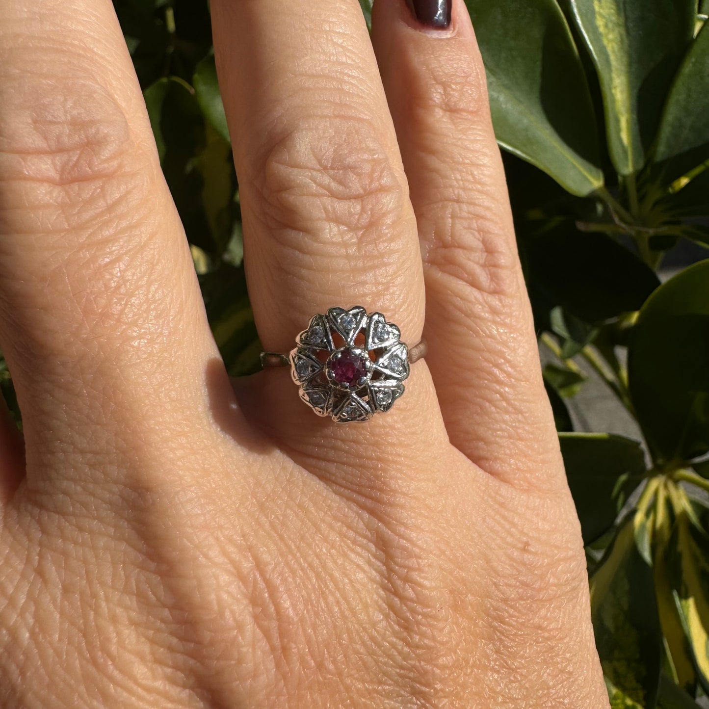 טבעת זהב לבן 14 קראט משובצת אבן רובי ויהלומים