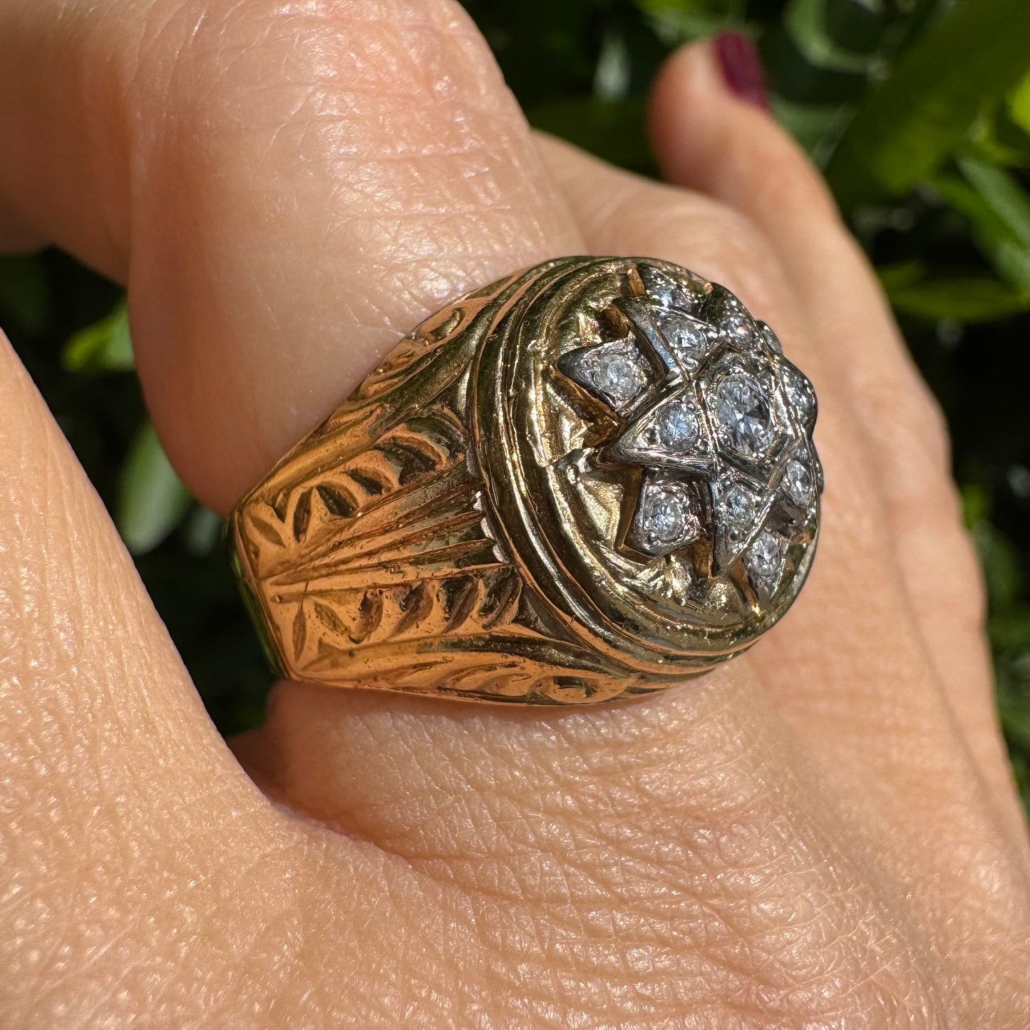 18K gold ring set with Diamonds
