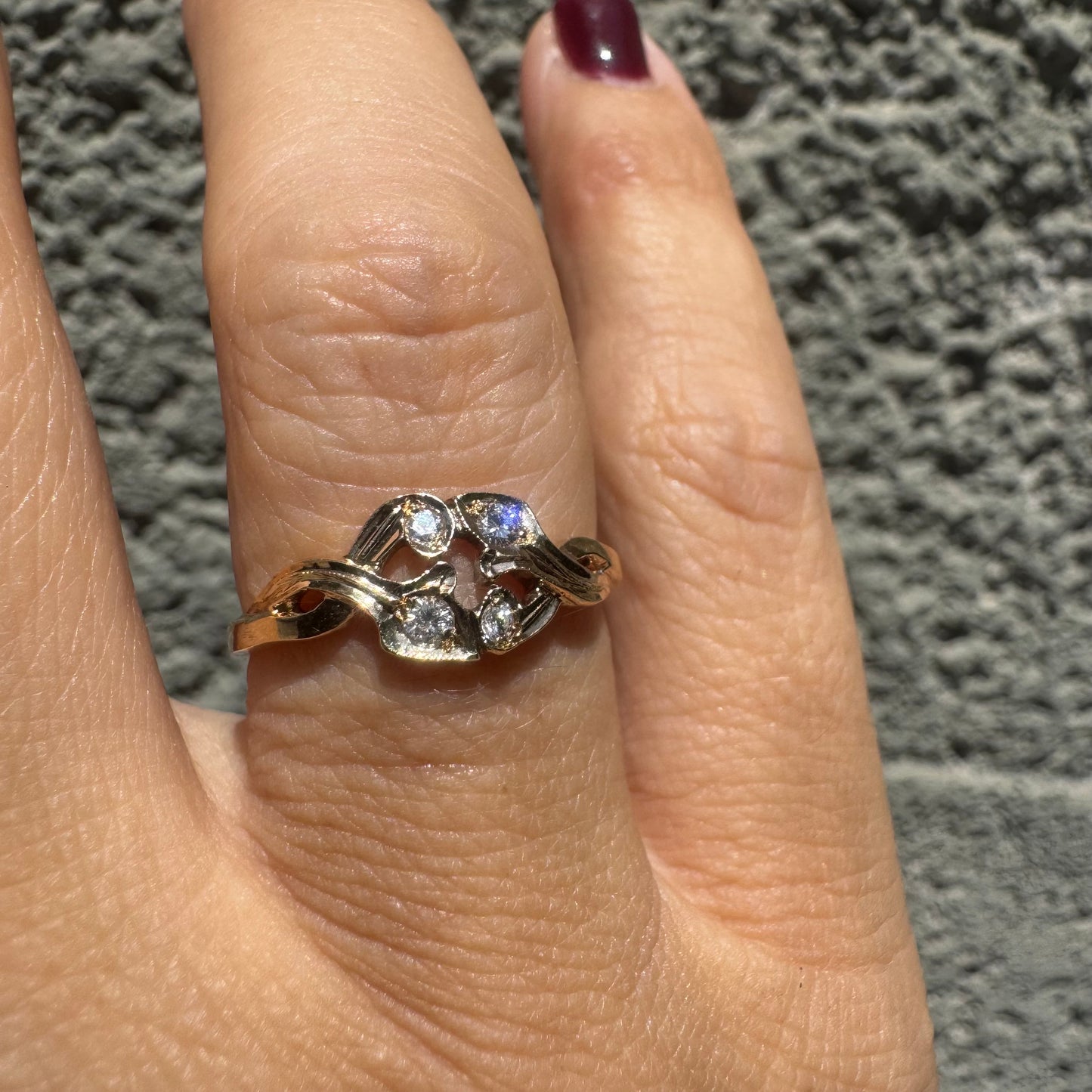 14K gold ring with an openwork design, adorned with 4 sparkling Diamonds