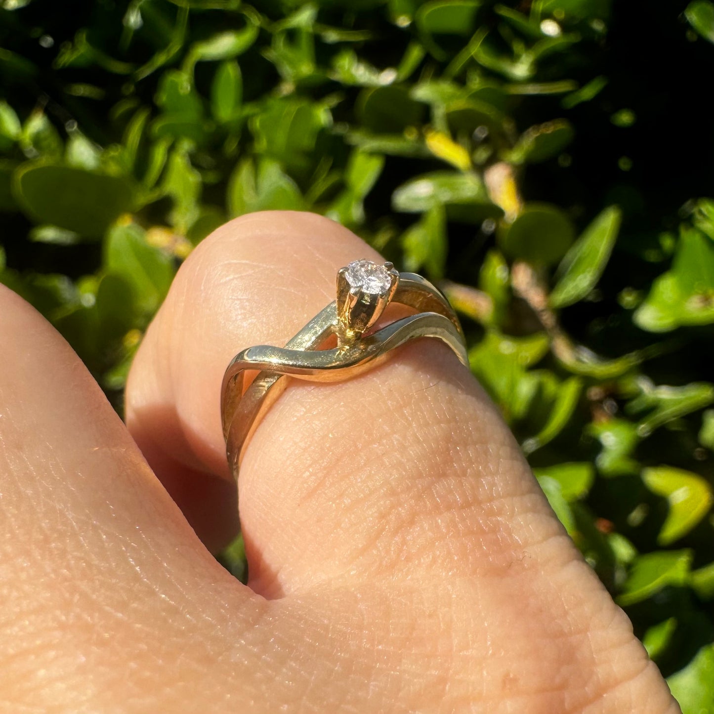 טבעת זהב צהוב 14 קראט משובצת יהלום מרכזי במשקל 0.11 קראט