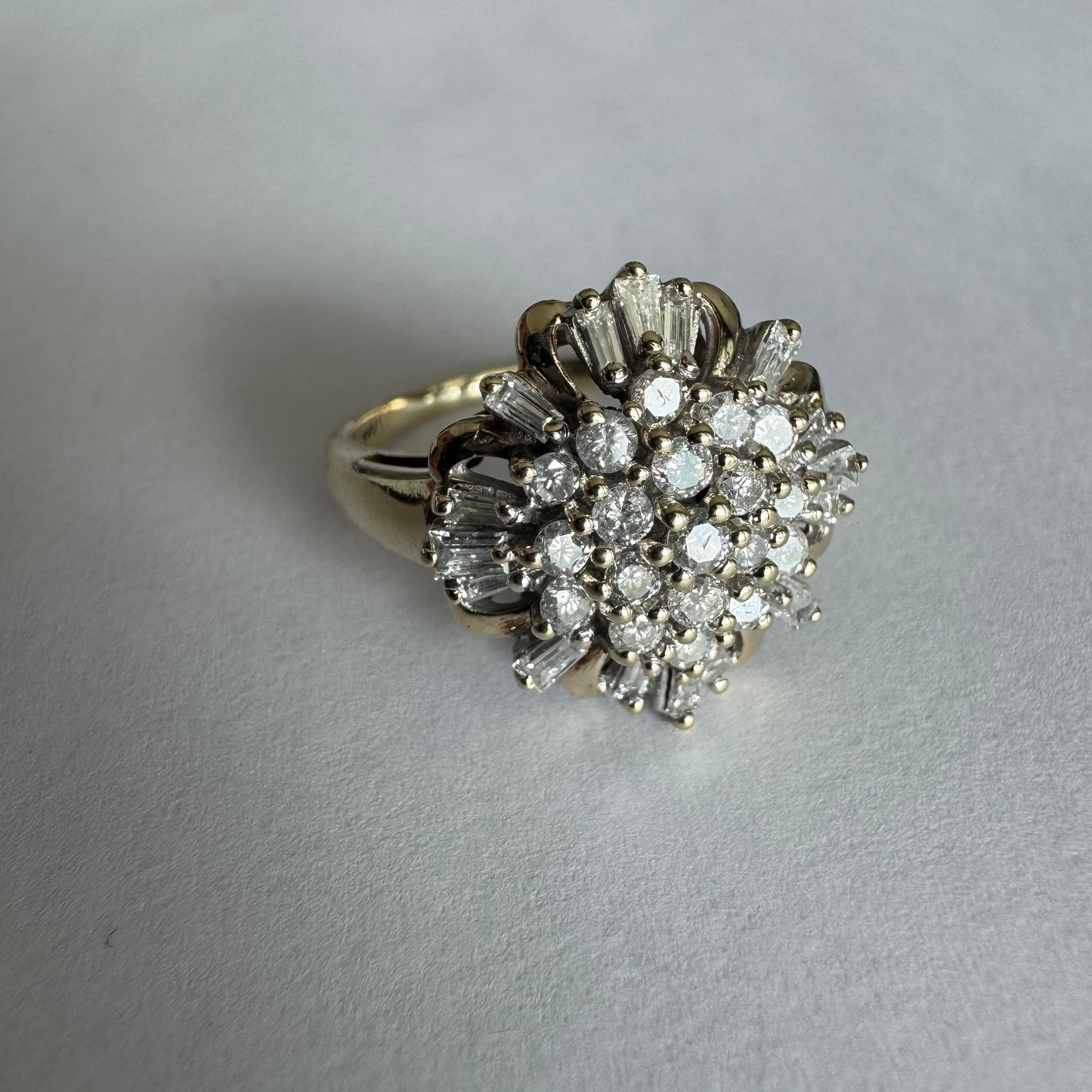 טבעת זהב צהוב 10 קראט משובצת יהלומים בעיצוב פרח מרשים.