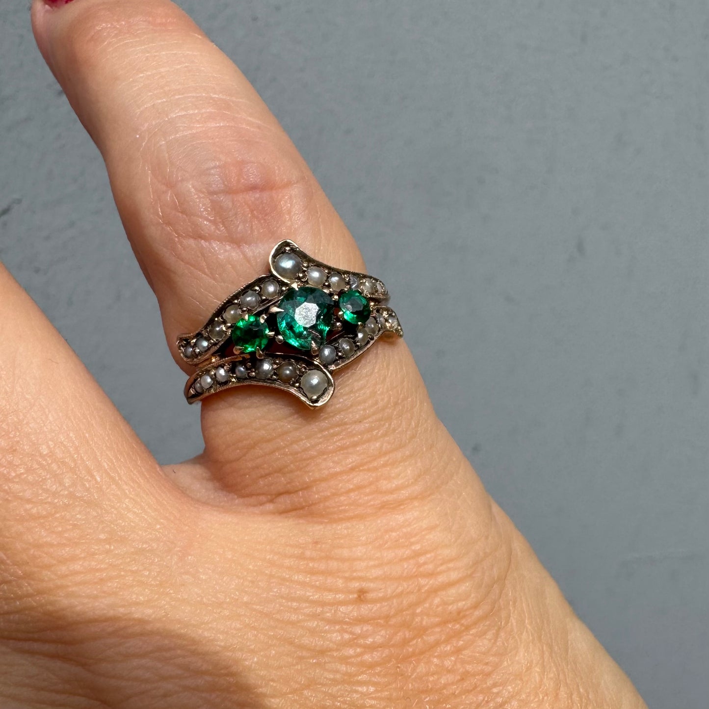טבעת זהב 10 קראט משובצת אמרלדים ופנינים טבעיות.