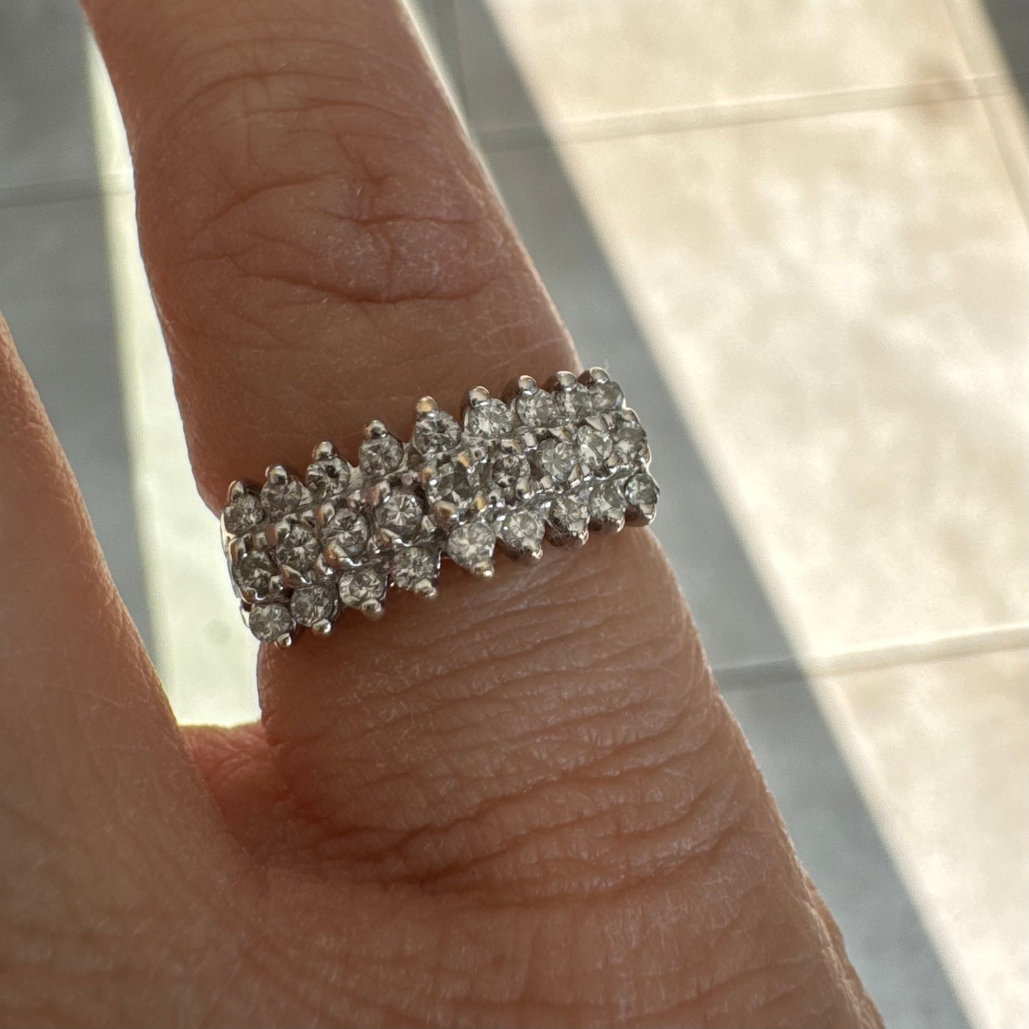 טבעת זהב צהוב 14 קראט משובצת שורות של יהלומים עגולים.