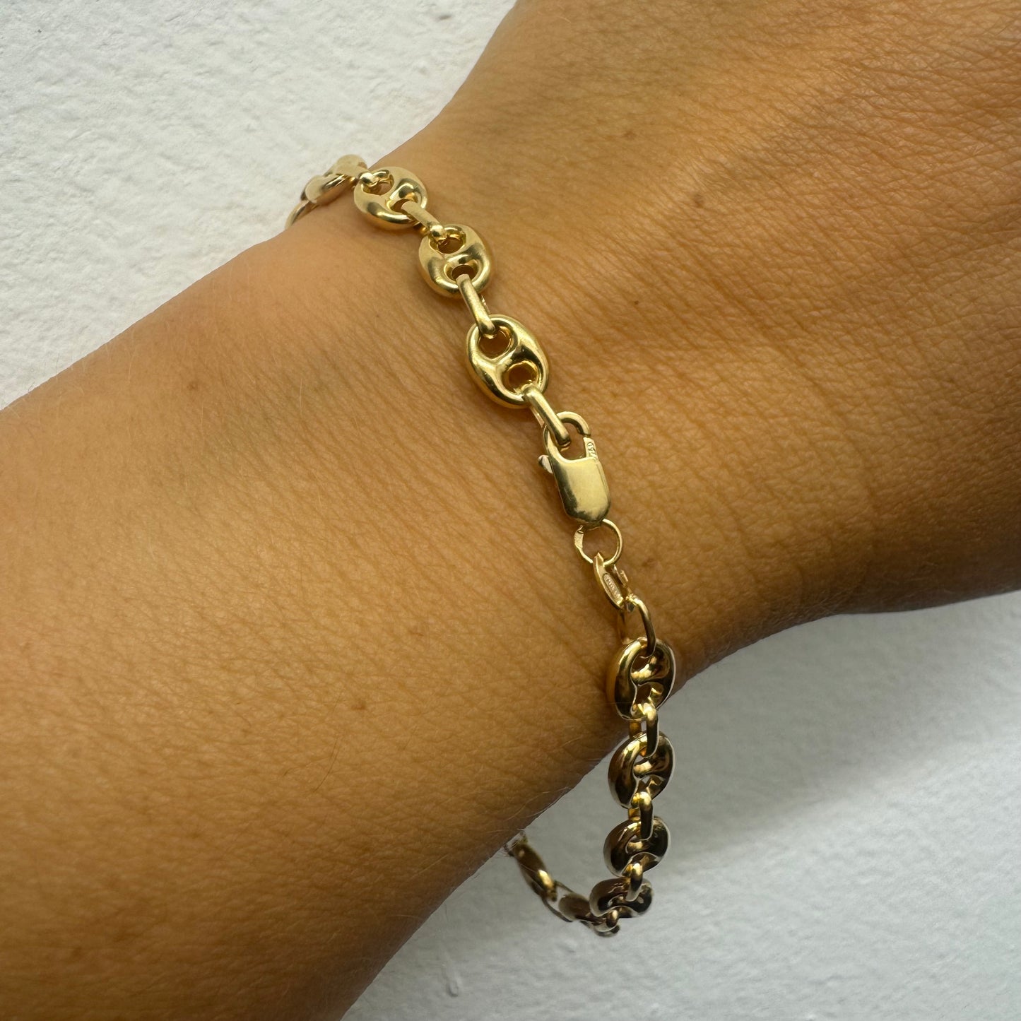 18K gold bracelet in a mariner link design