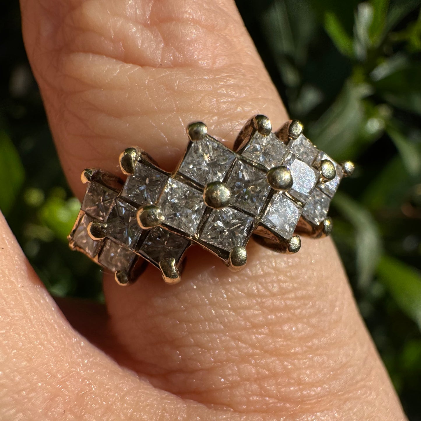 טבעת זהב צהוב 14 קראט משובצת יהלומים בחיתוך מרובע