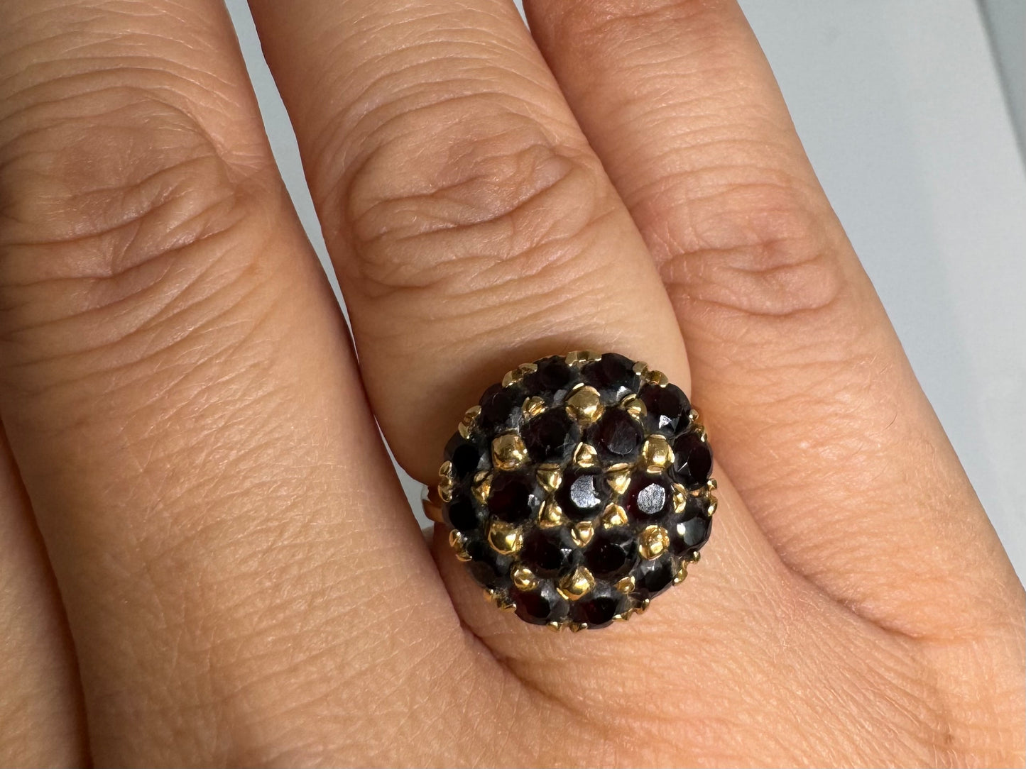 טבעת זהב צהוב 18 קראט משובצת אבני גרנט בצבע אדום-יין