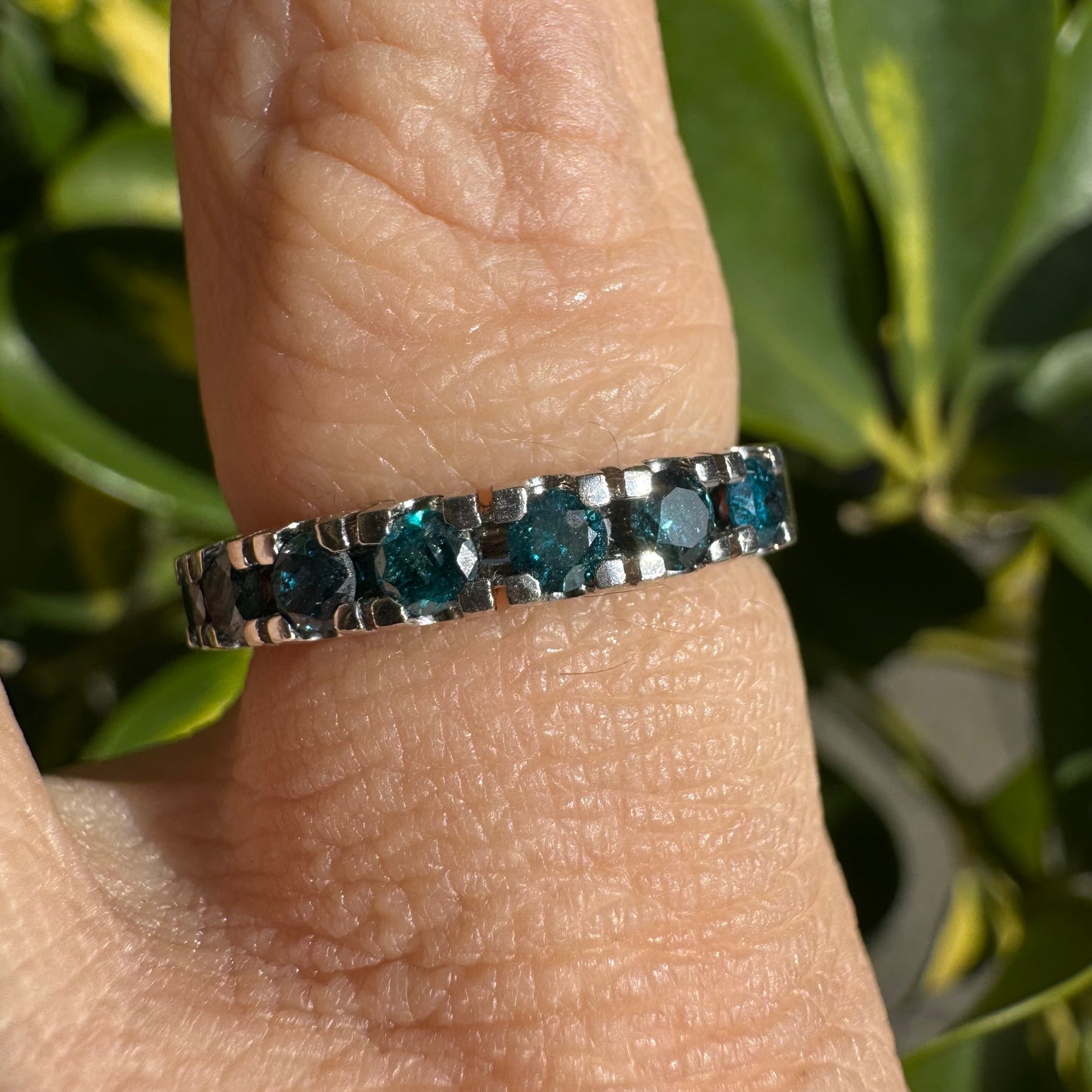 טבעת זהב לבן 14 קראט, חצי איטרניטי, משובצת יהלומים בצבע כחול