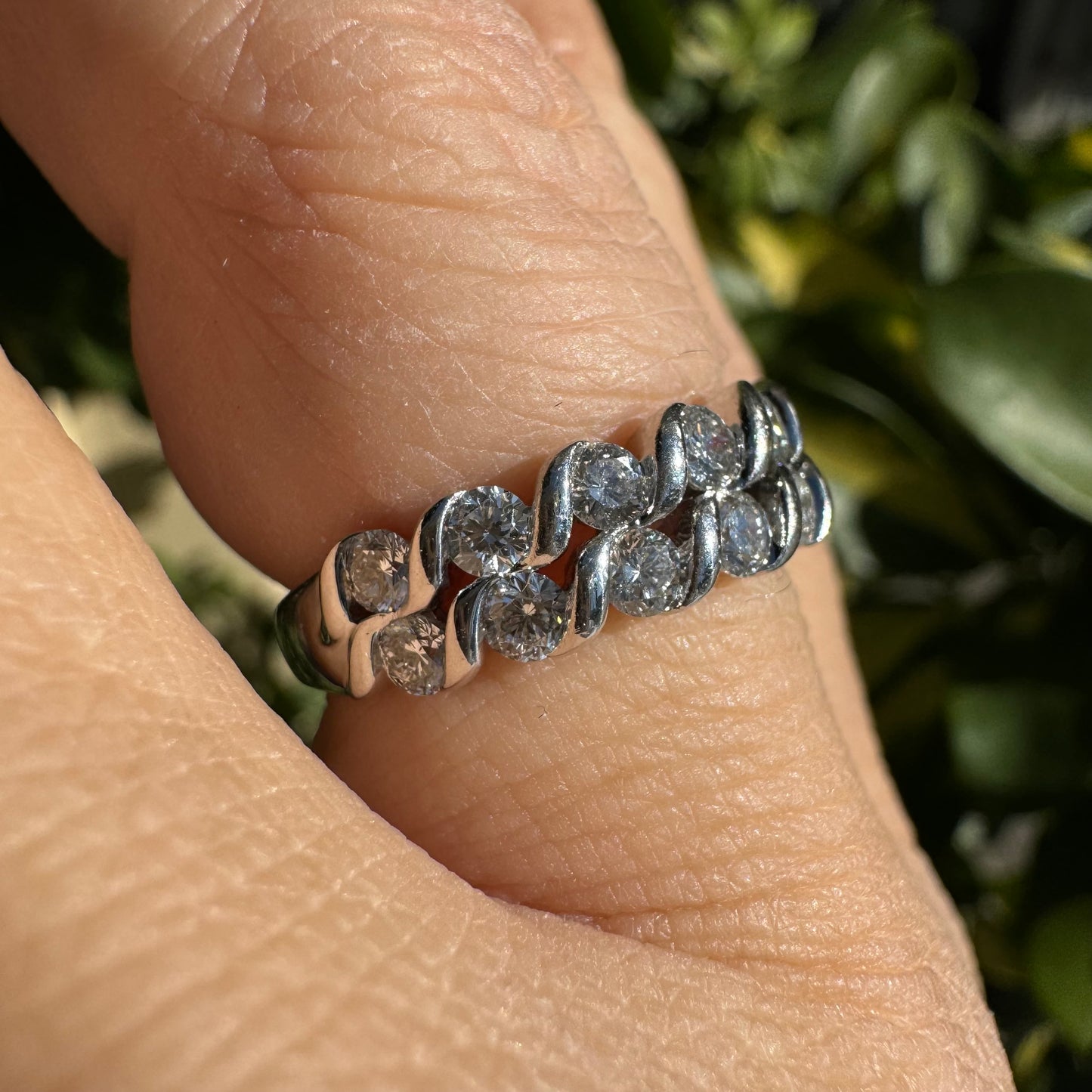 טבעת זהב לבן 14 קראט משובצת יהלומים אלגנטית, בעיצוב “שרשרת” עם שיבוץ שתי שורות של יהלומים עגולים בברק מרשים.