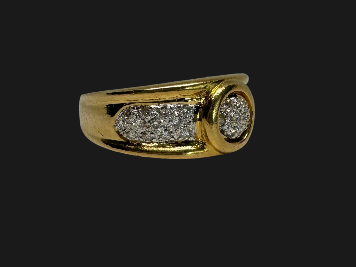 18K gold ring set with Diamonds