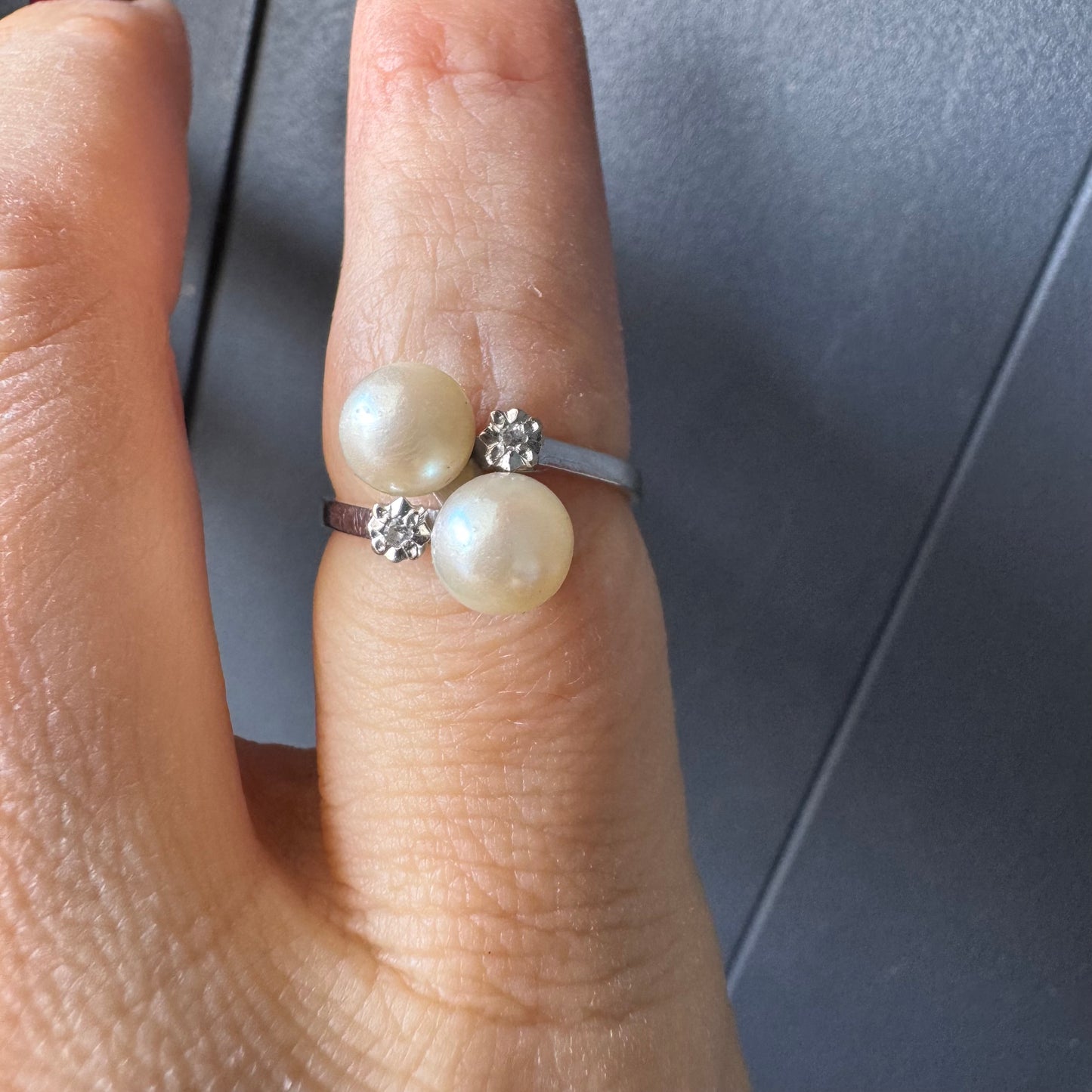 18K gold ring featuring a refined open design set with two luminous white Pearls and accented with two sparkling Diamonds