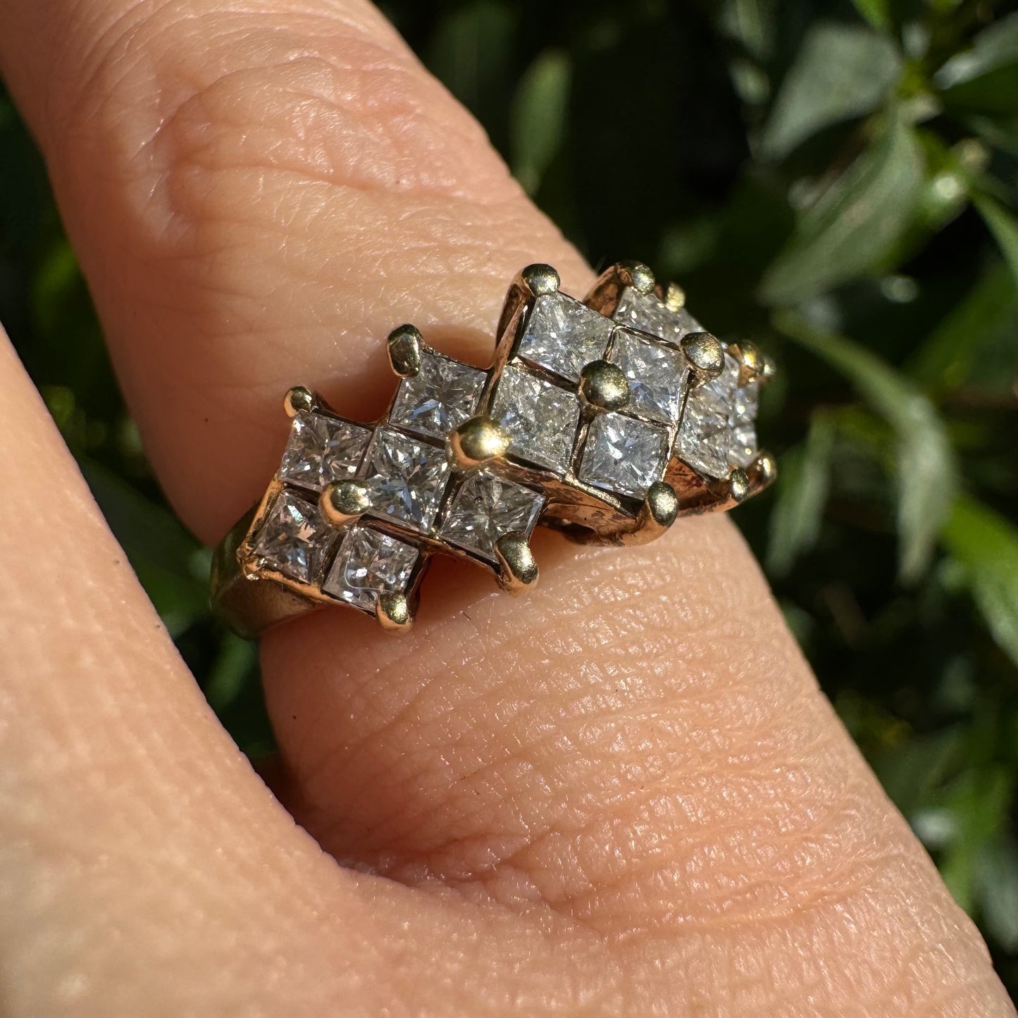 טבעת זהב צהוב 14 קראט משובצת יהלומים בחיתוך מרובע