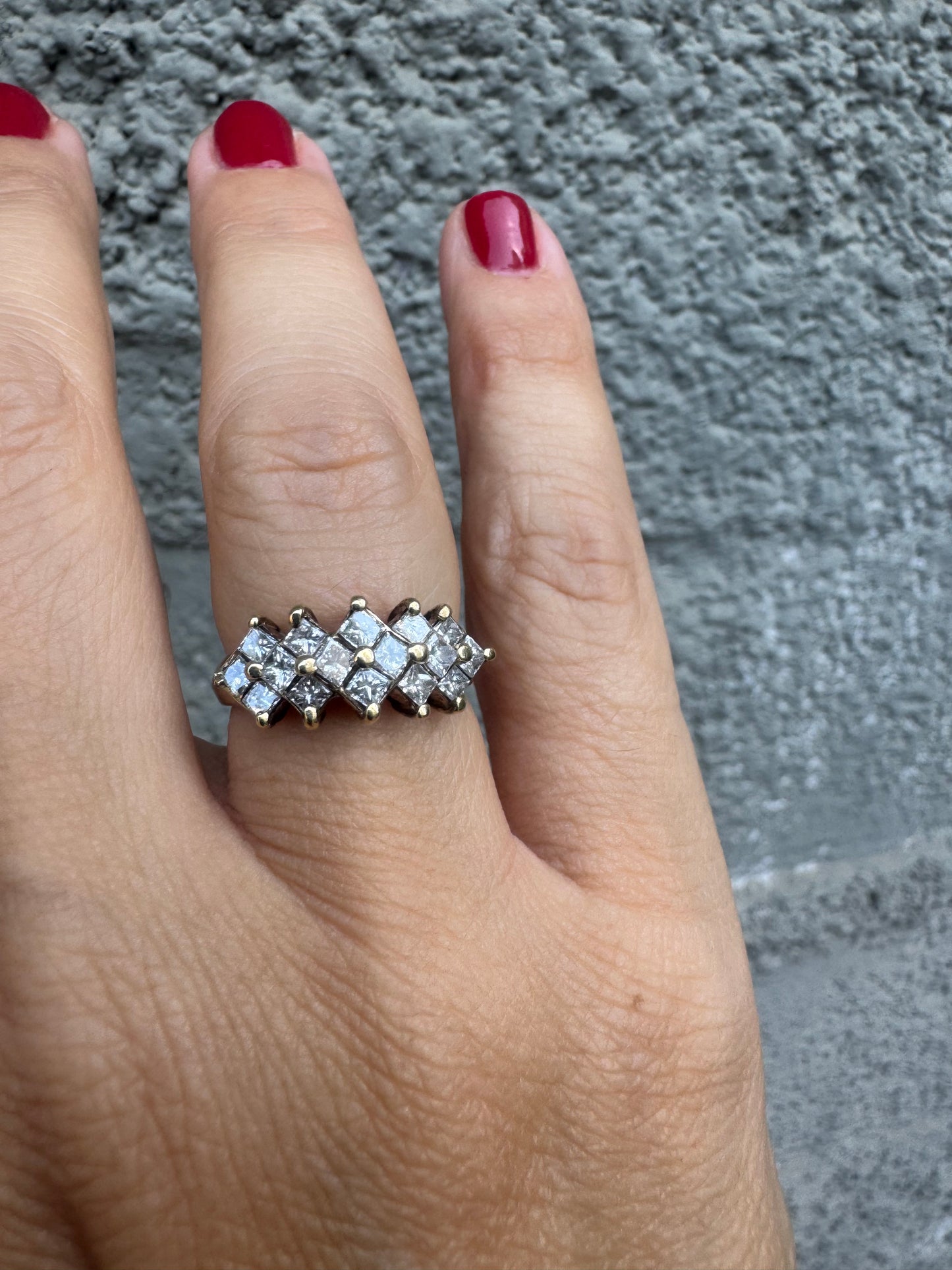 טבעת זהב צהוב 14 קראט משובצת יהלומים בחיתוך מרובע