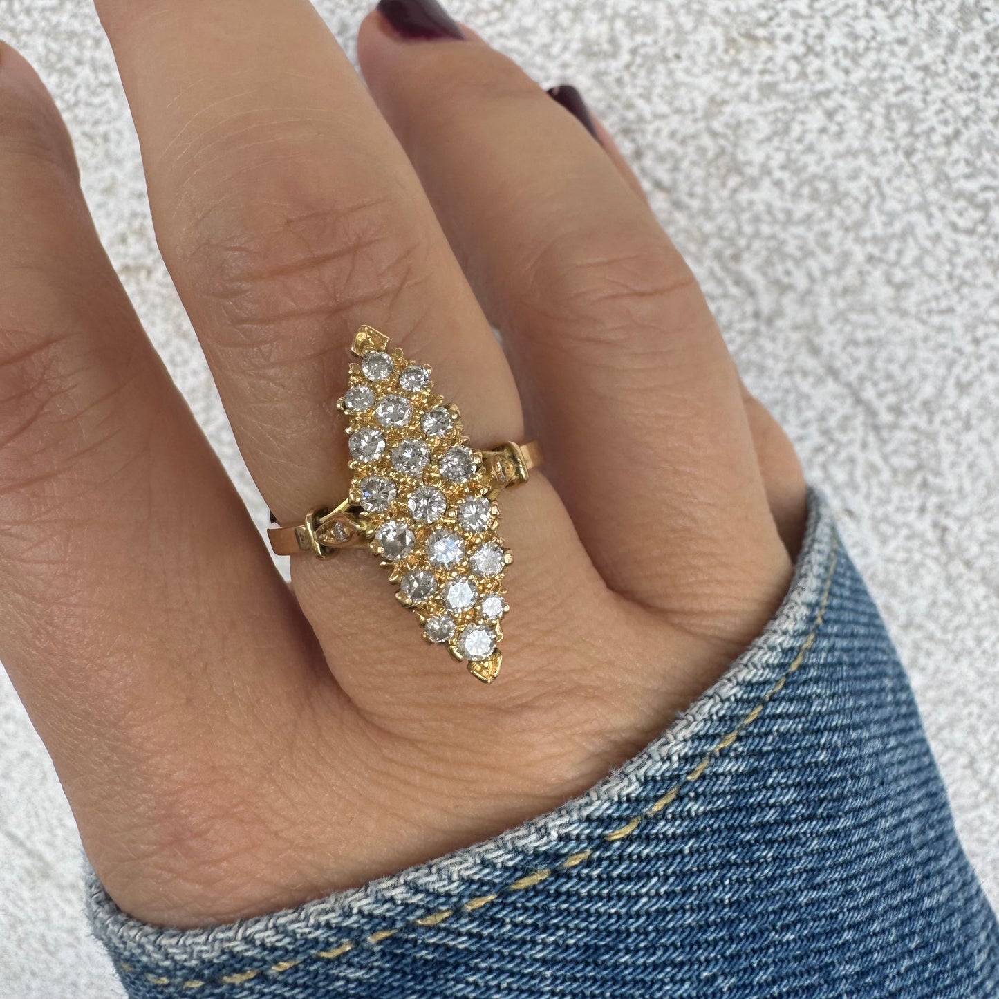 טבעת זהב צהוב 18 קראט בצורת מרקיזה משובצת יהלומים נוצצים