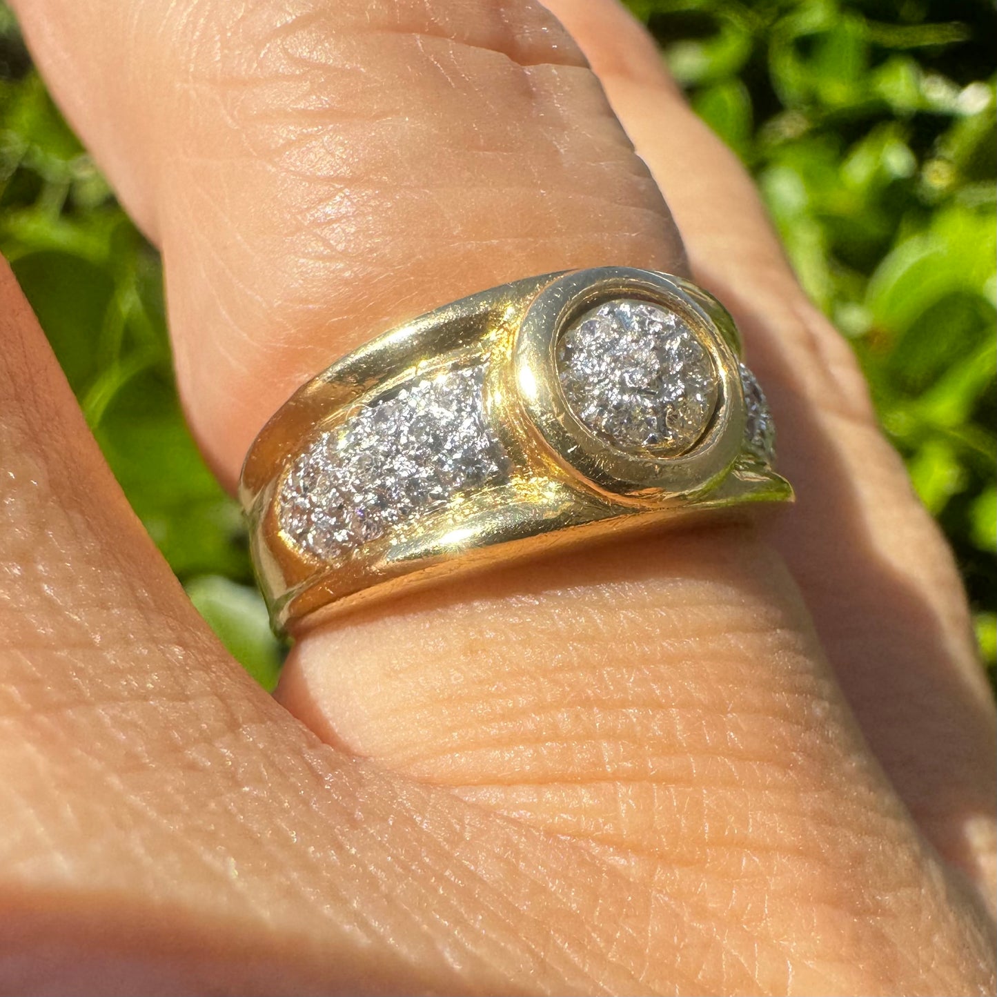 18K gold ring set with Diamonds