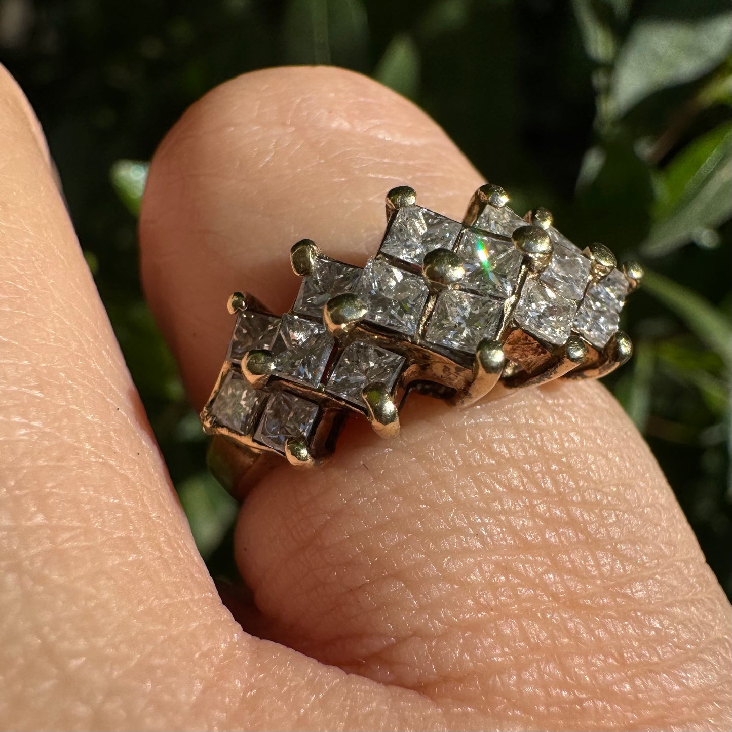 טבעת זהב צהוב 14 קראט משובצת יהלומים בחיתוך מרובע