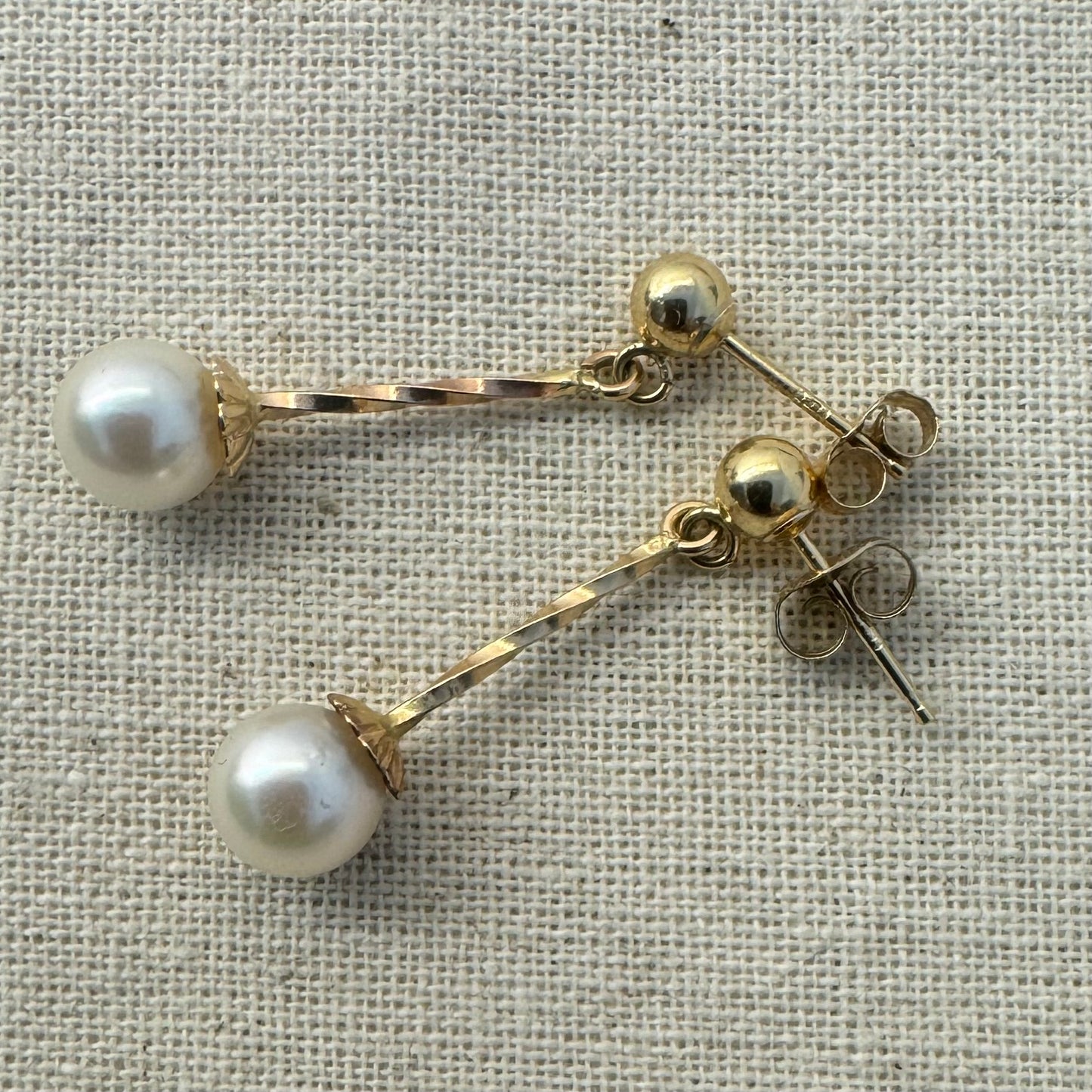14K gold earrings set with Pearl