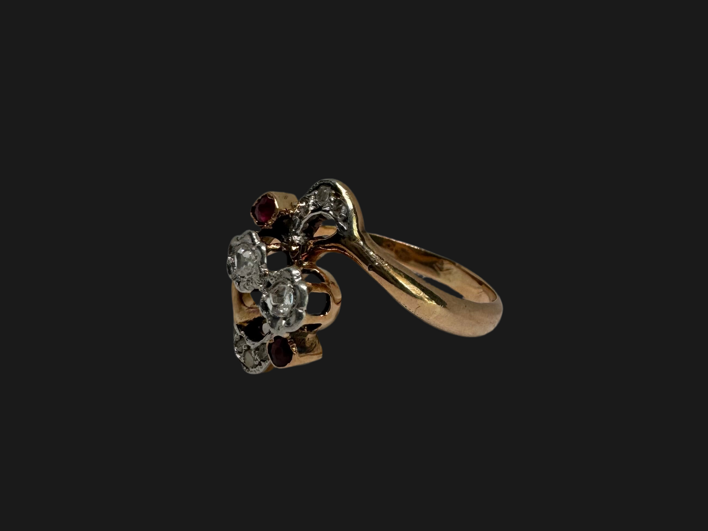 טבעת זהב אדום 18 קראט משובצת אבני רובי ויהלומים