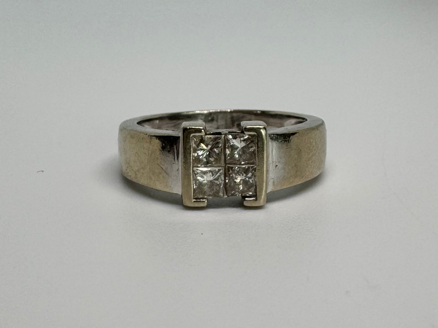 14K gold ring set with Diamonds