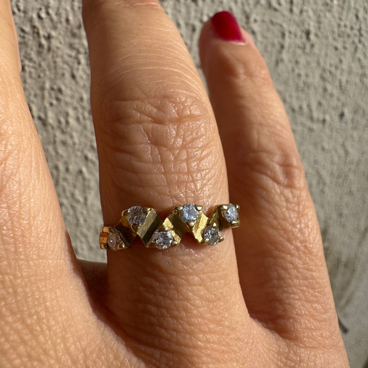 טבעת זהב 14 קראט בעיצוב זיגזג, משובצת יהלומים נוצצים. תכשיט וינטג’ עדין עם טאץ’ גאומטרי ייחודי.